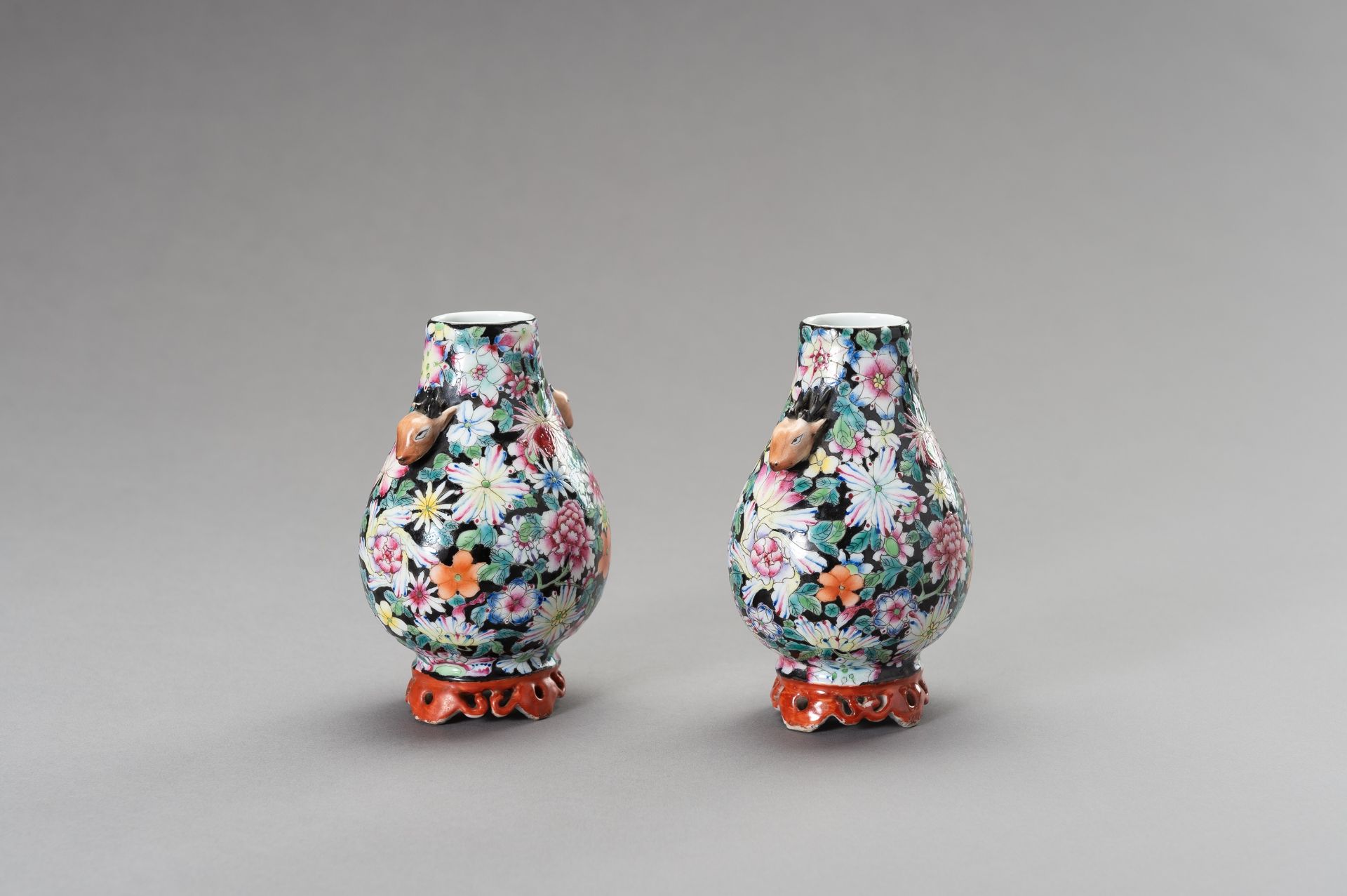 A SMALL PAIR OF 'MILLEFLEUR' PORCELAIN VASES - Image 9 of 14