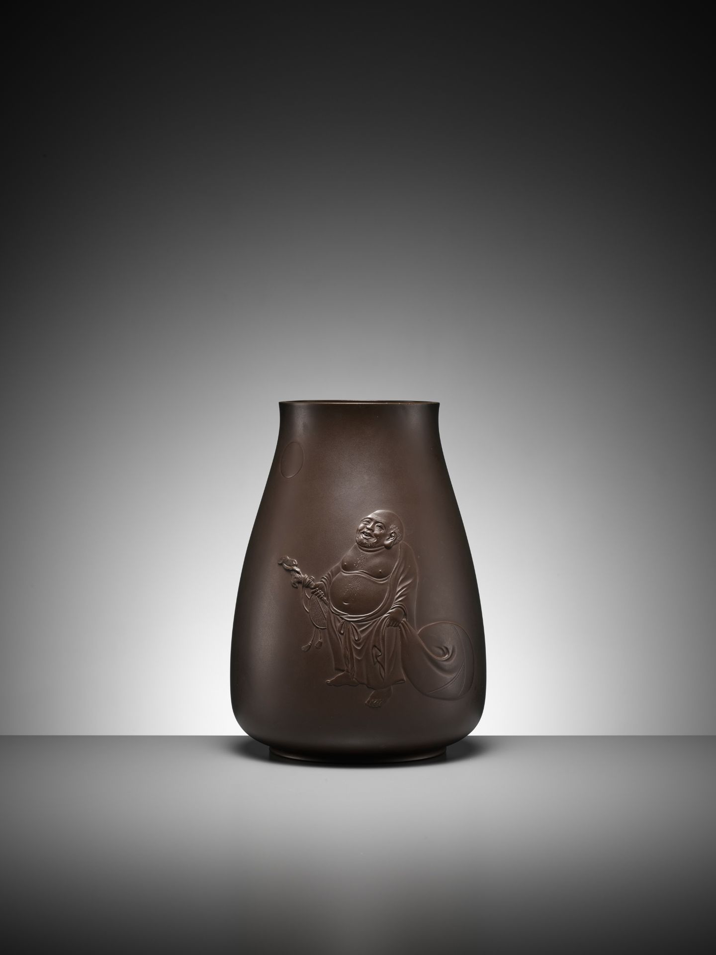 TANETOSHI: A FINE BRONZE VASE DEPICTING HOTEI GAZING AT THE FULL MOON - Image 2 of 11