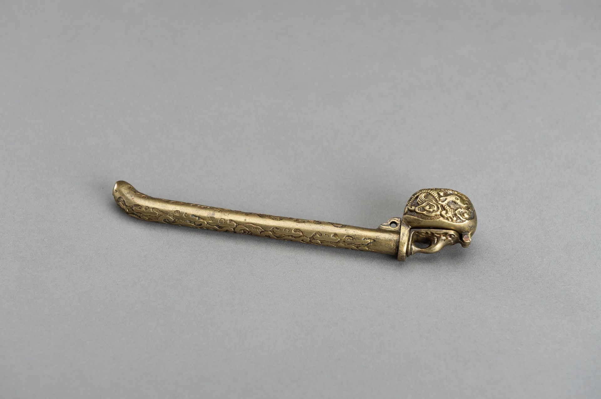 A BRASS YATATE WITH SCROLLING VINES, EDO - Image 7 of 9