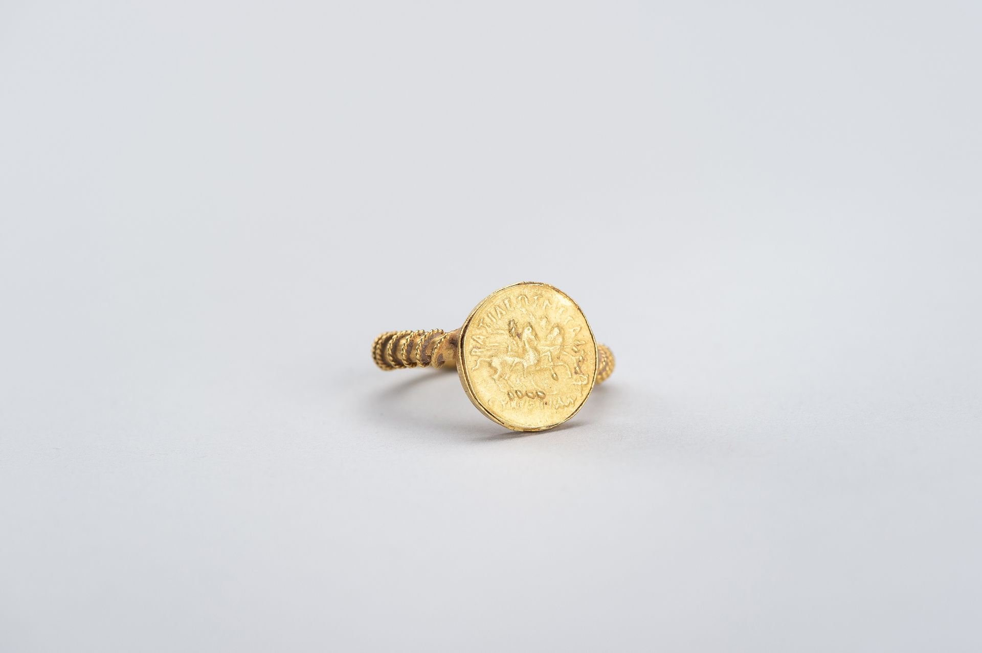 A BACTRIAN GOLD COIN RING - Bild 8 aus 11