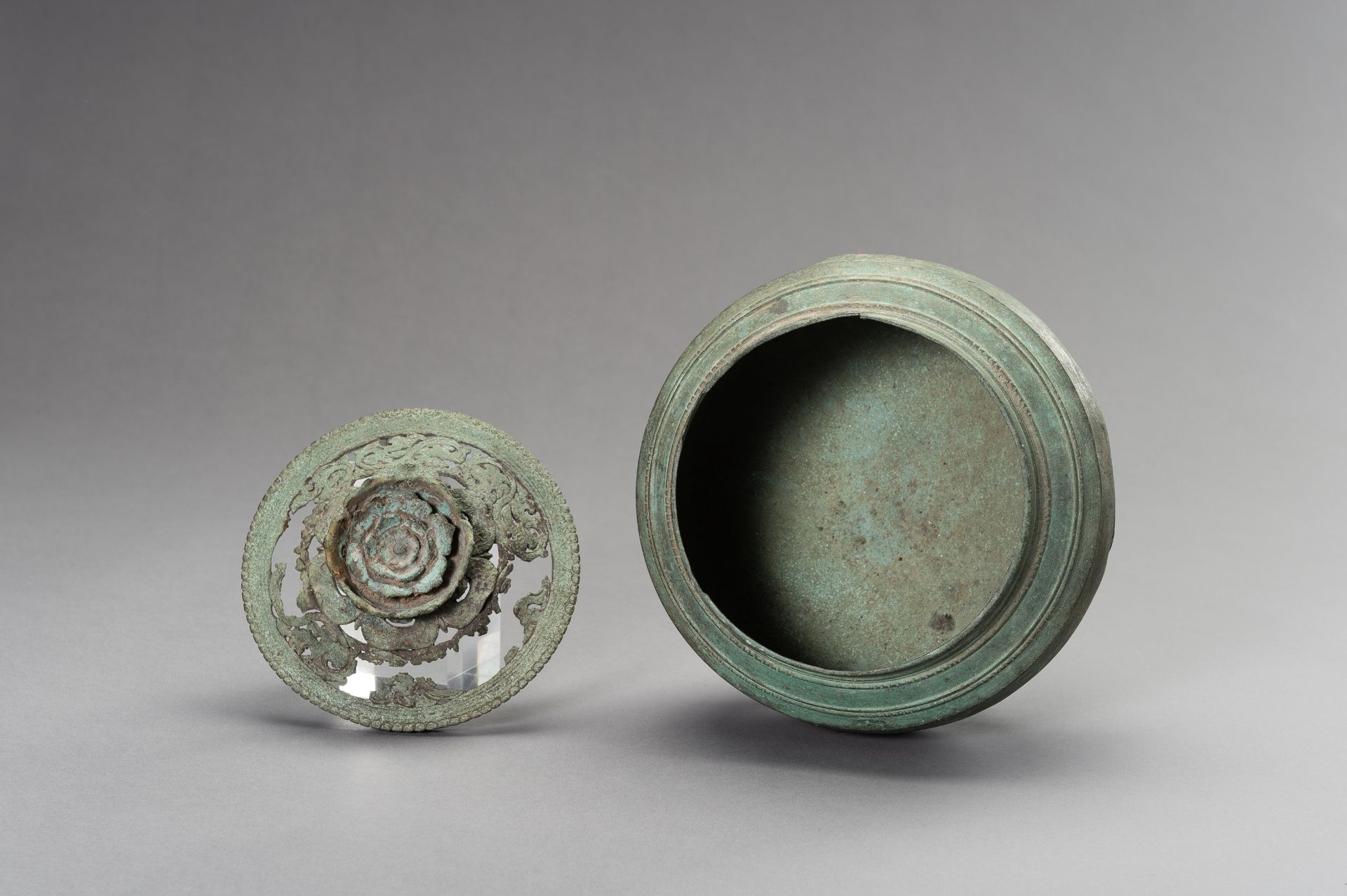 A JAVANESE BRONZE INCENSE BURNER AND COVER - Image 10 of 12