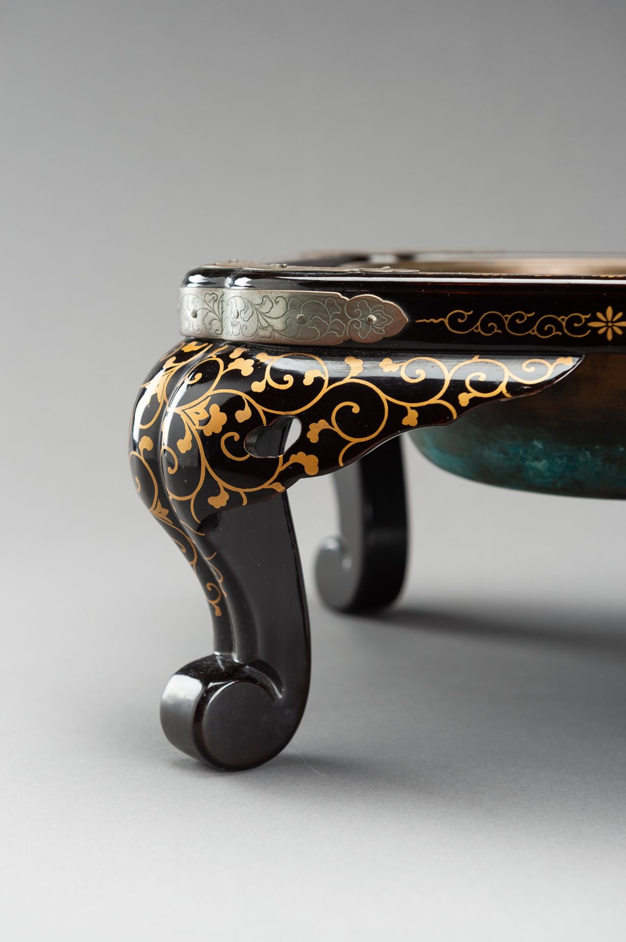 A LACQUER STAND FOR A HIBACHI (BRAZIER), EDO - Bild 3 aus 14