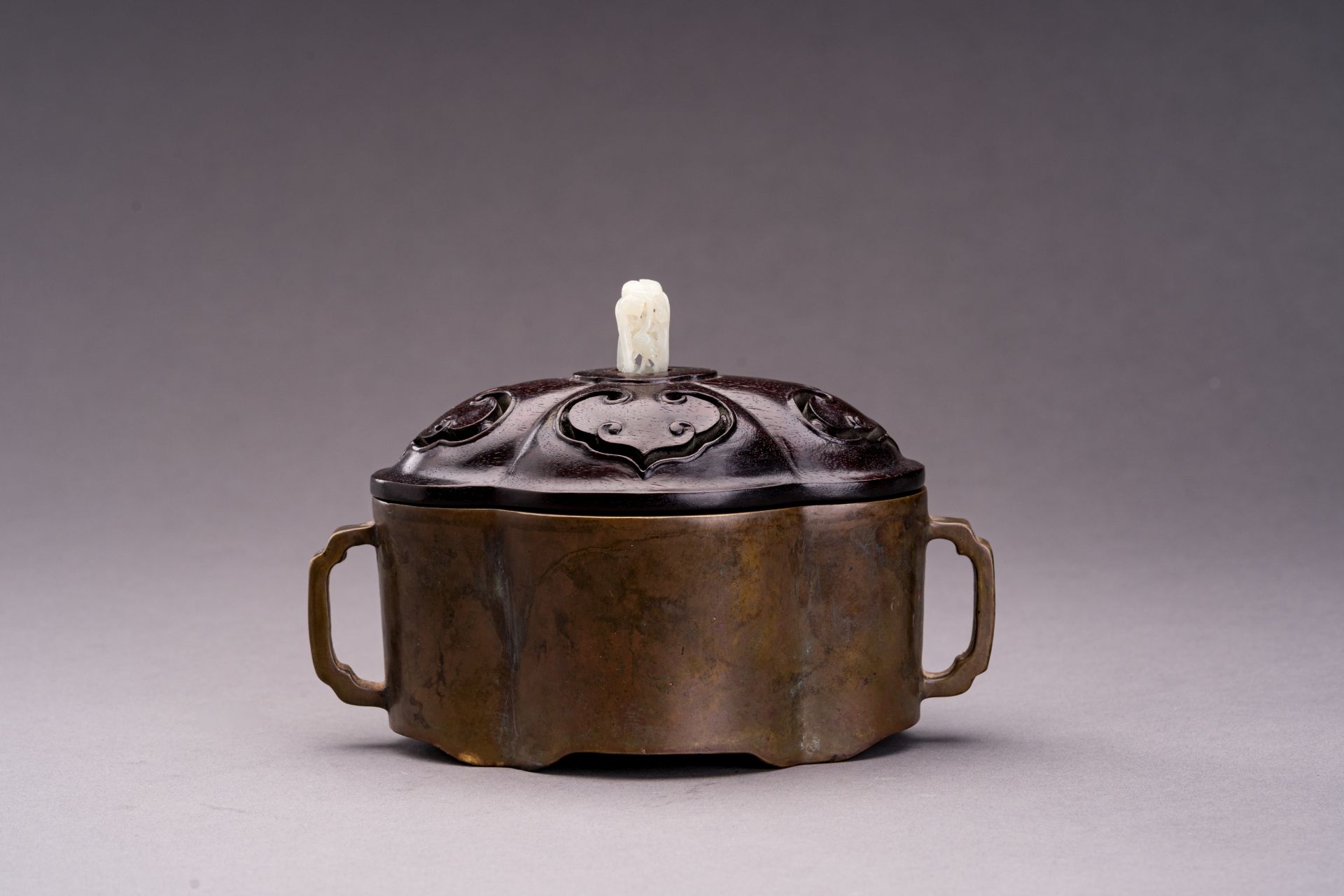 A BRONZE CENSER WITH WOOD COVER AND JADE FINIAL, 1920s - Bild 2 aus 9