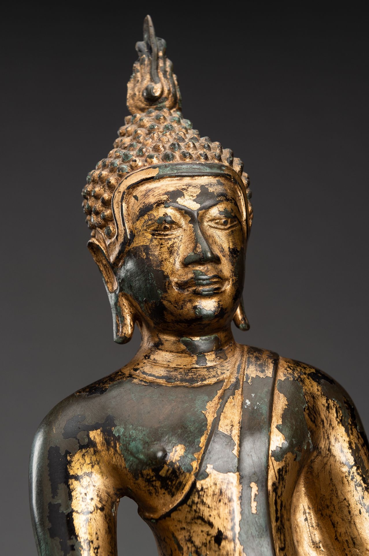 A LARGE GOLD LACQUERED BRONZE FIGURE OF BUDDHA - Image 6 of 10