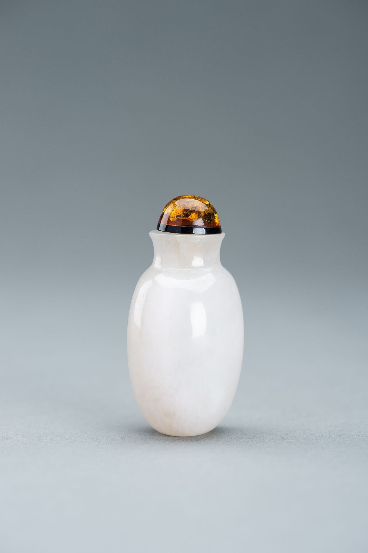 AN ICY-WHITE AGATE SNUFF BOTTLE, c. 1920s - Image 4 of 8