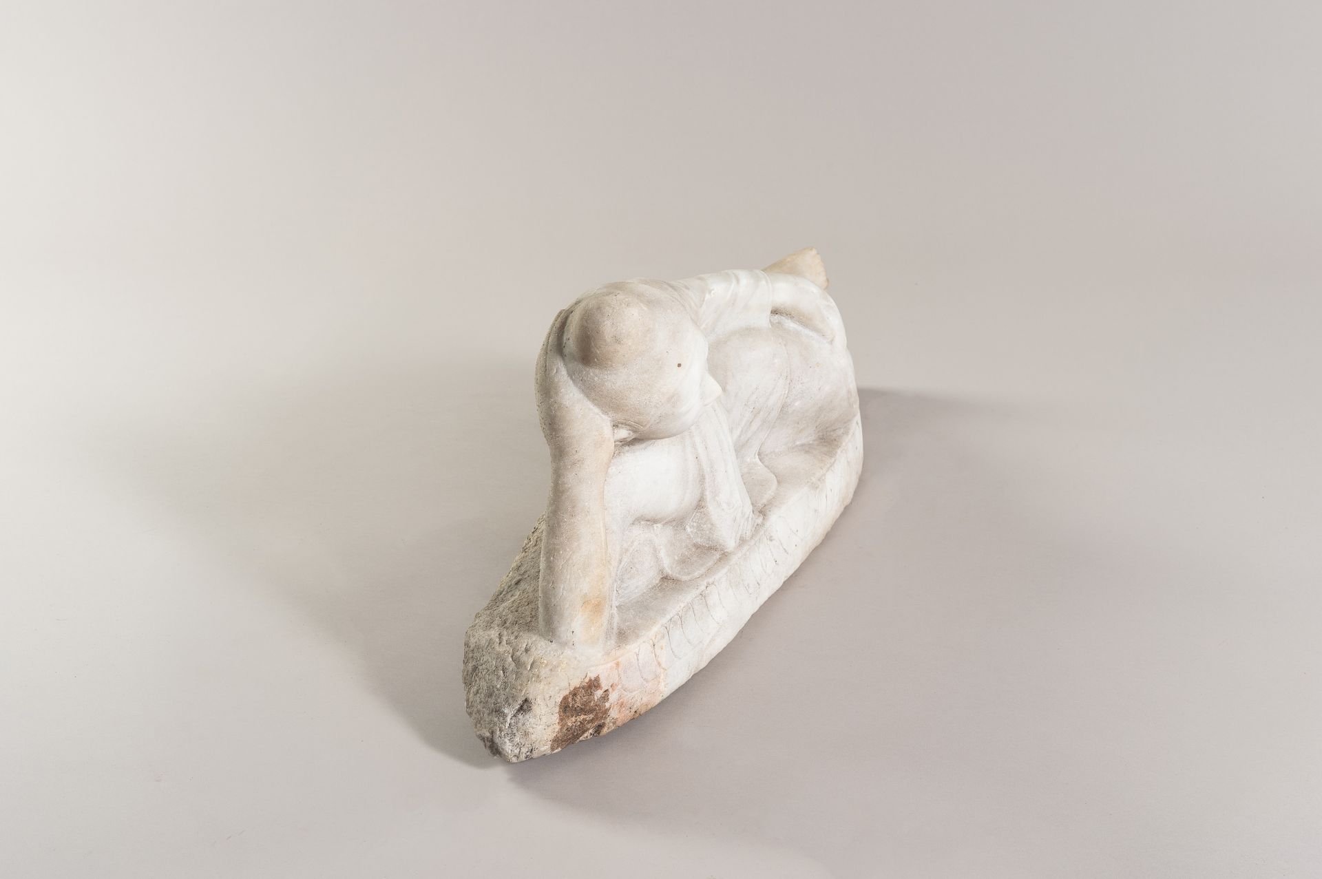 A LARGE MARBLE STATUE OF A RECUMBENT BUDDHA, c. 1920s - Bild 7 aus 14