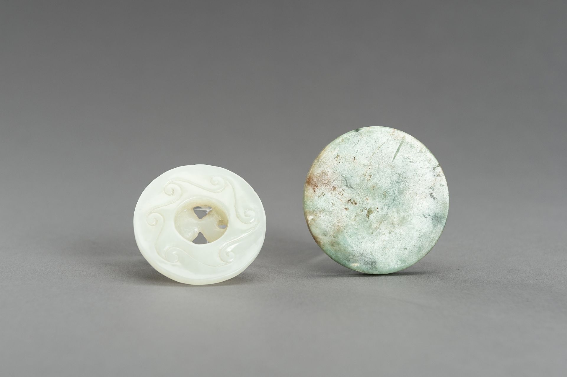 A LOT WITH TWO DECORATIVE JADE & HARDSTONE DISCS - Image 10 of 10