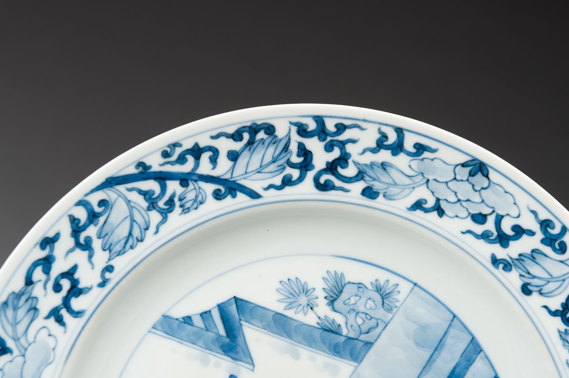 A BLUE AND WHITE 'COURT LADIES' PORCELAIN DISH, 1920s - Image 4 of 10