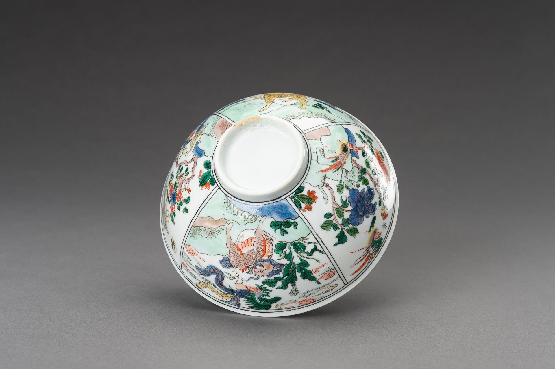 A SAMSON-STYLE COMPANY CHINOISERIE 'MYTHICAL CREATURES' PORCELAIN BOWL - Image 8 of 16