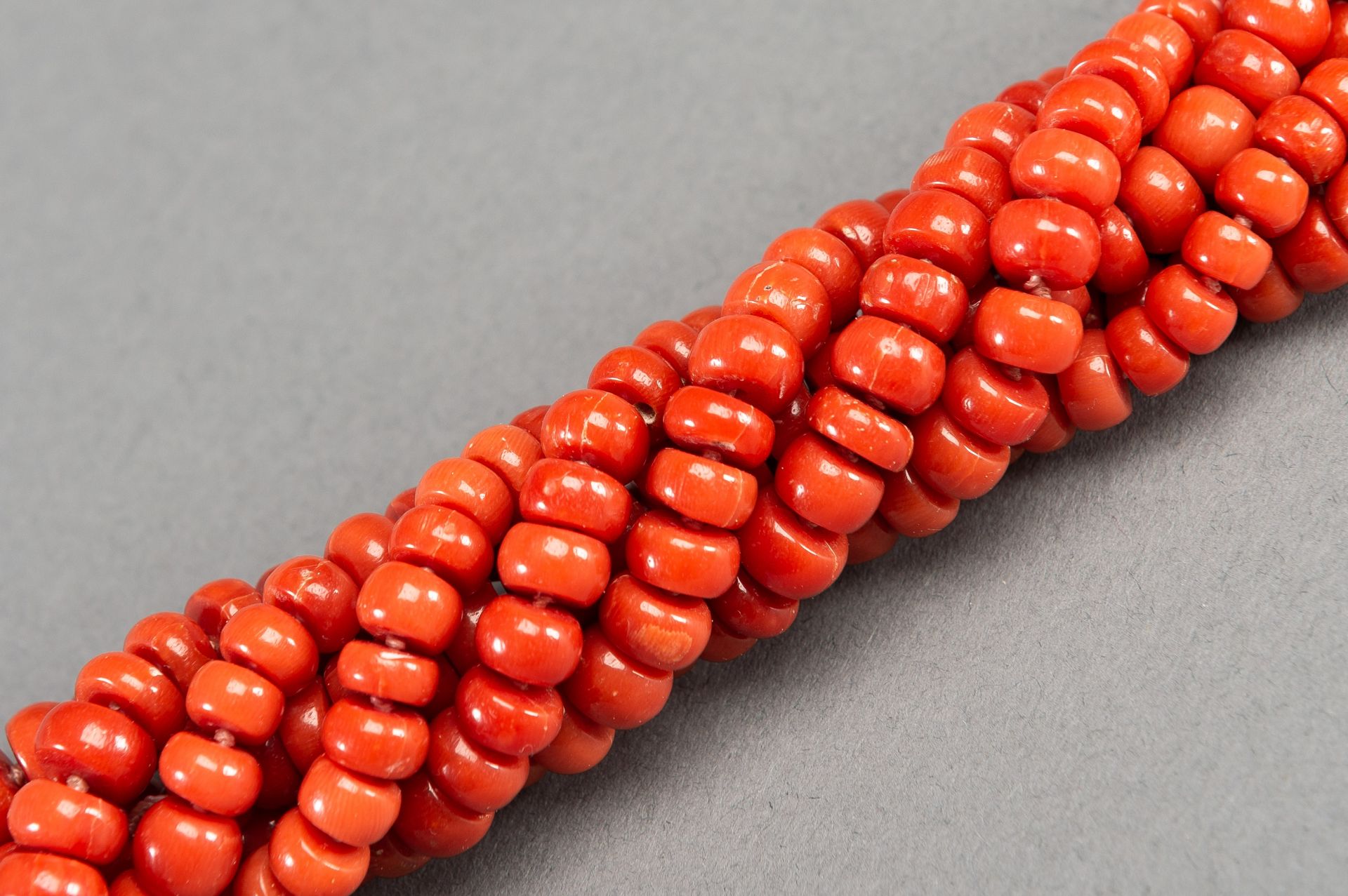 A THREE-TIERED MOMO CORAL BEAD NECKLACE - Image 4 of 8