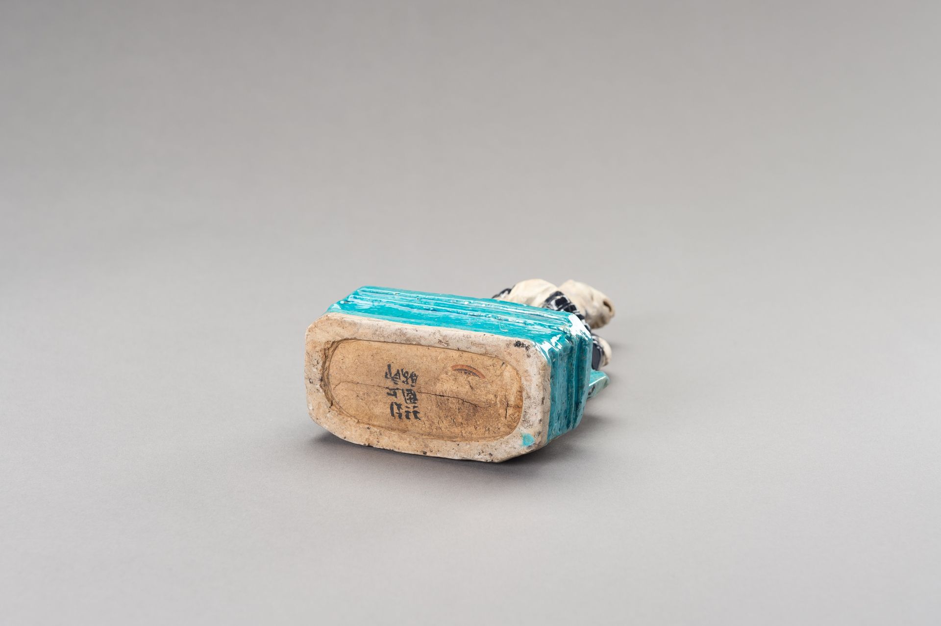 A FAHUA-DECORATED BISCUIT 'DIGNITARY' JOSS STICK HOLDER, QING DYNASTY - Image 11 of 12