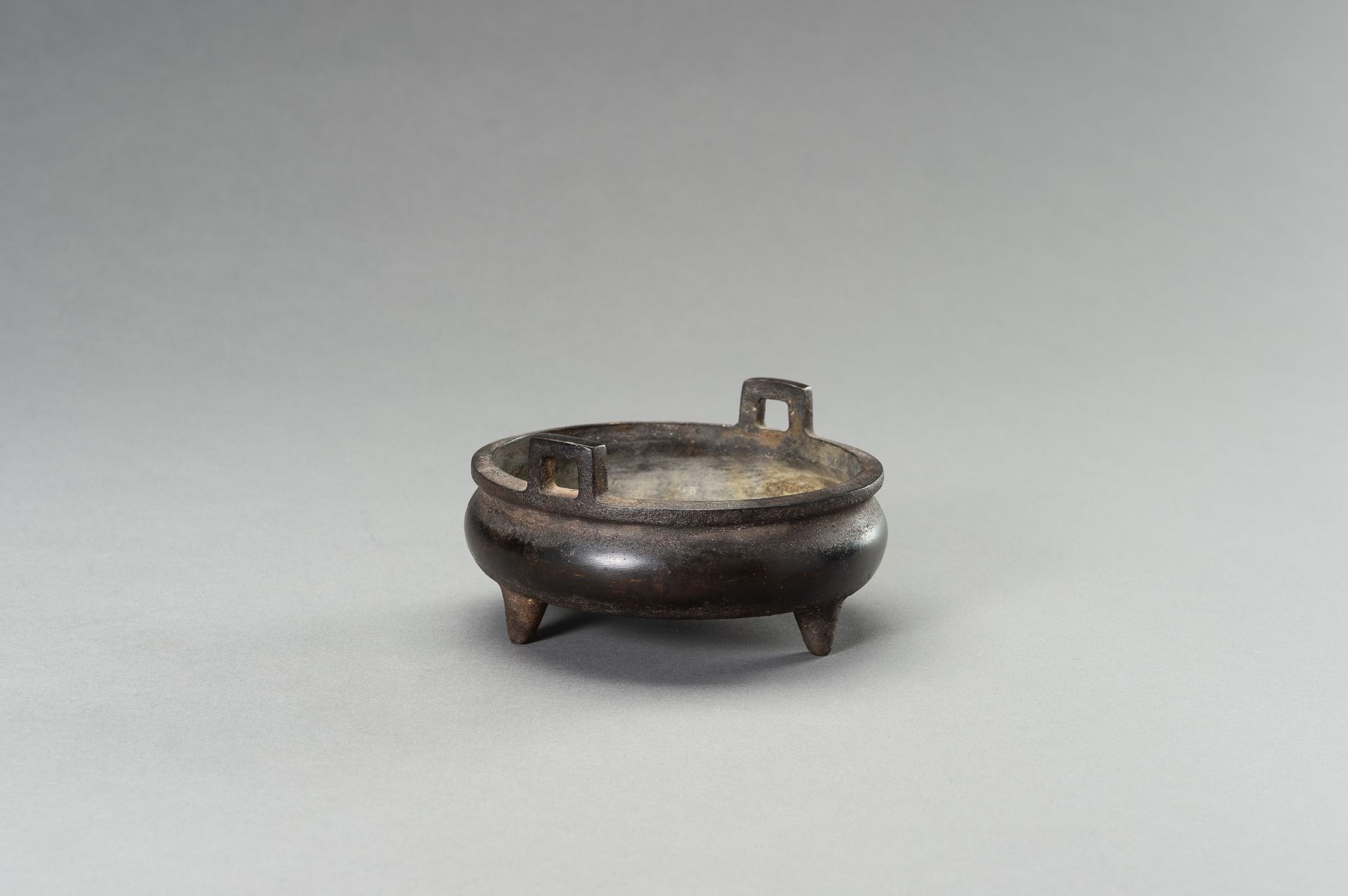 A BRONZE TRIPOD CENSER - Image 7 of 12