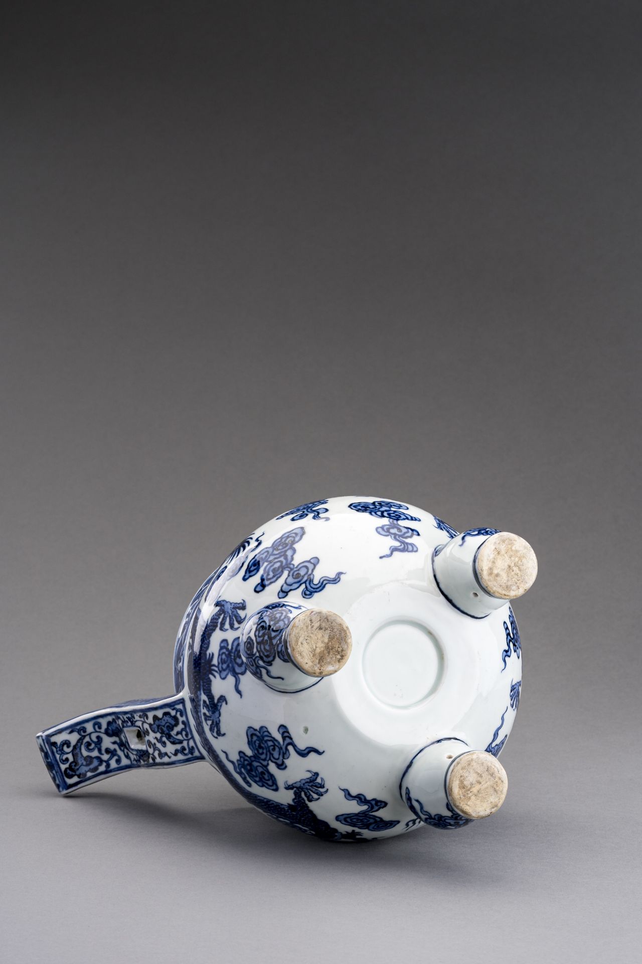 A LARGE BLUE AND WHITE PORCELAIN TRIPOD CENSER, c. 1920s - Image 6 of 6