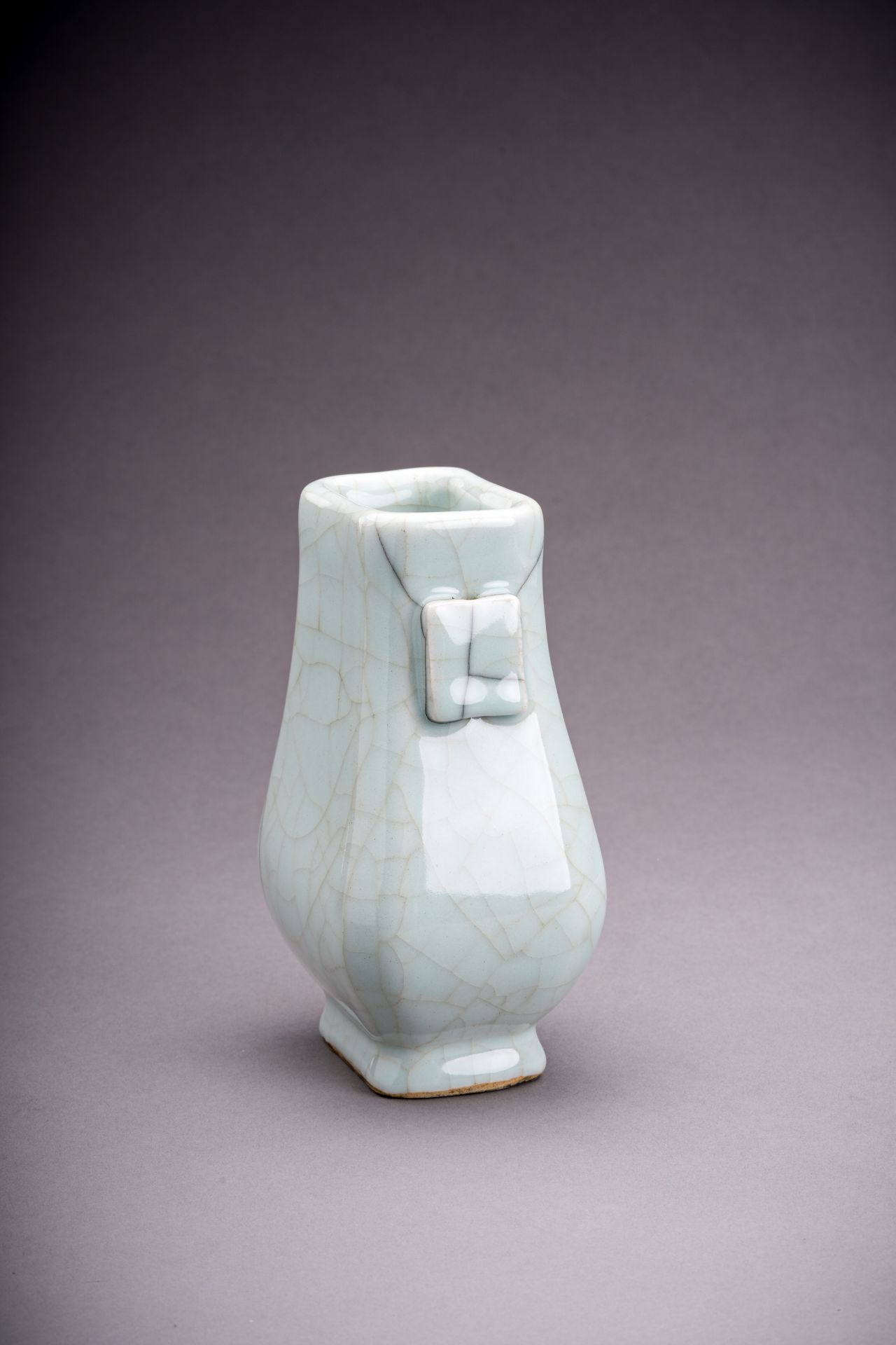 A GE-STYLE PORCELAIN VASE, HU, 1920s - Image 2 of 6