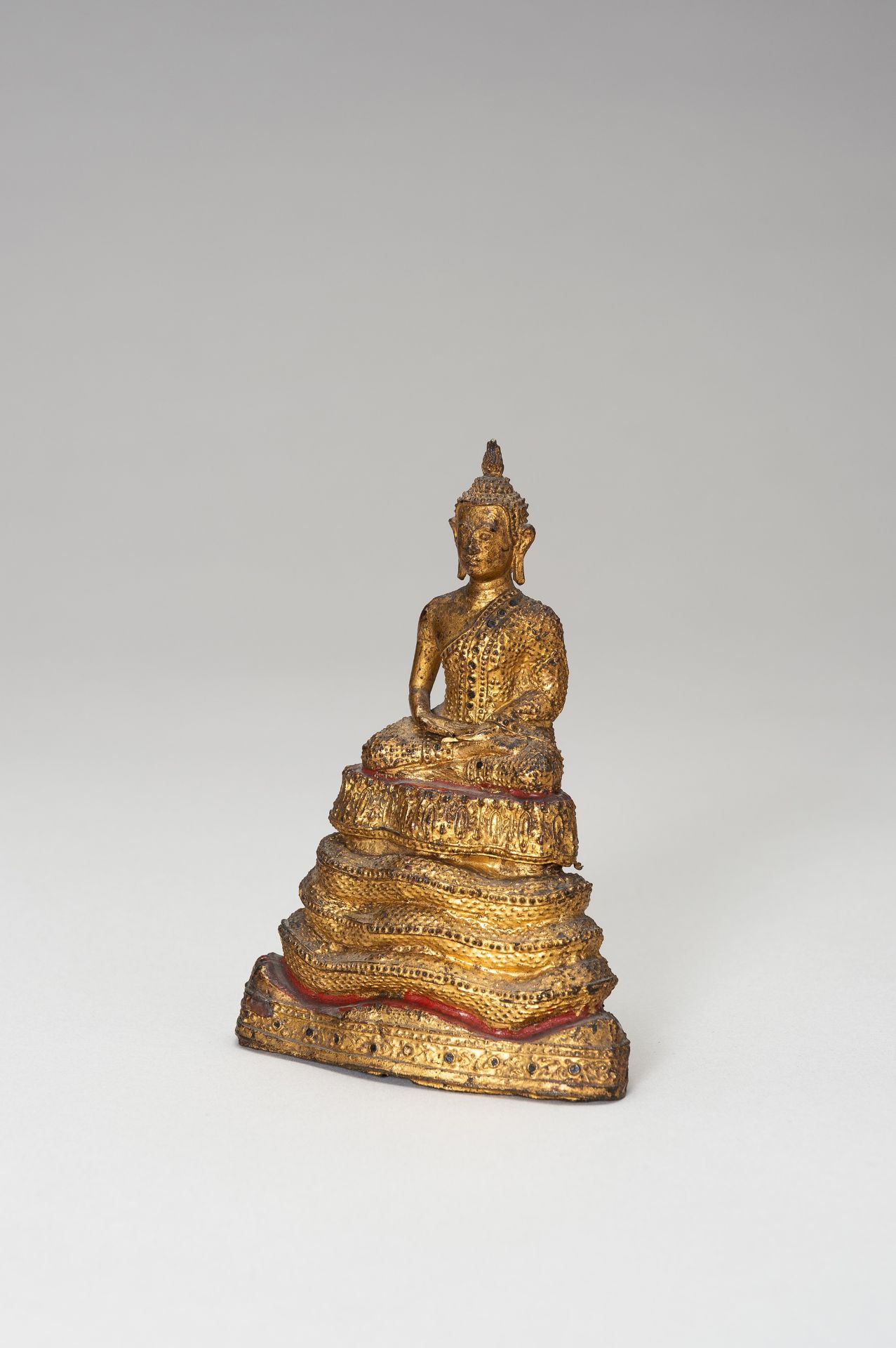 A SMALL LACQUER GILT BRONZE FIGURE OF A SEATED BUDDHA - Image 3 of 9