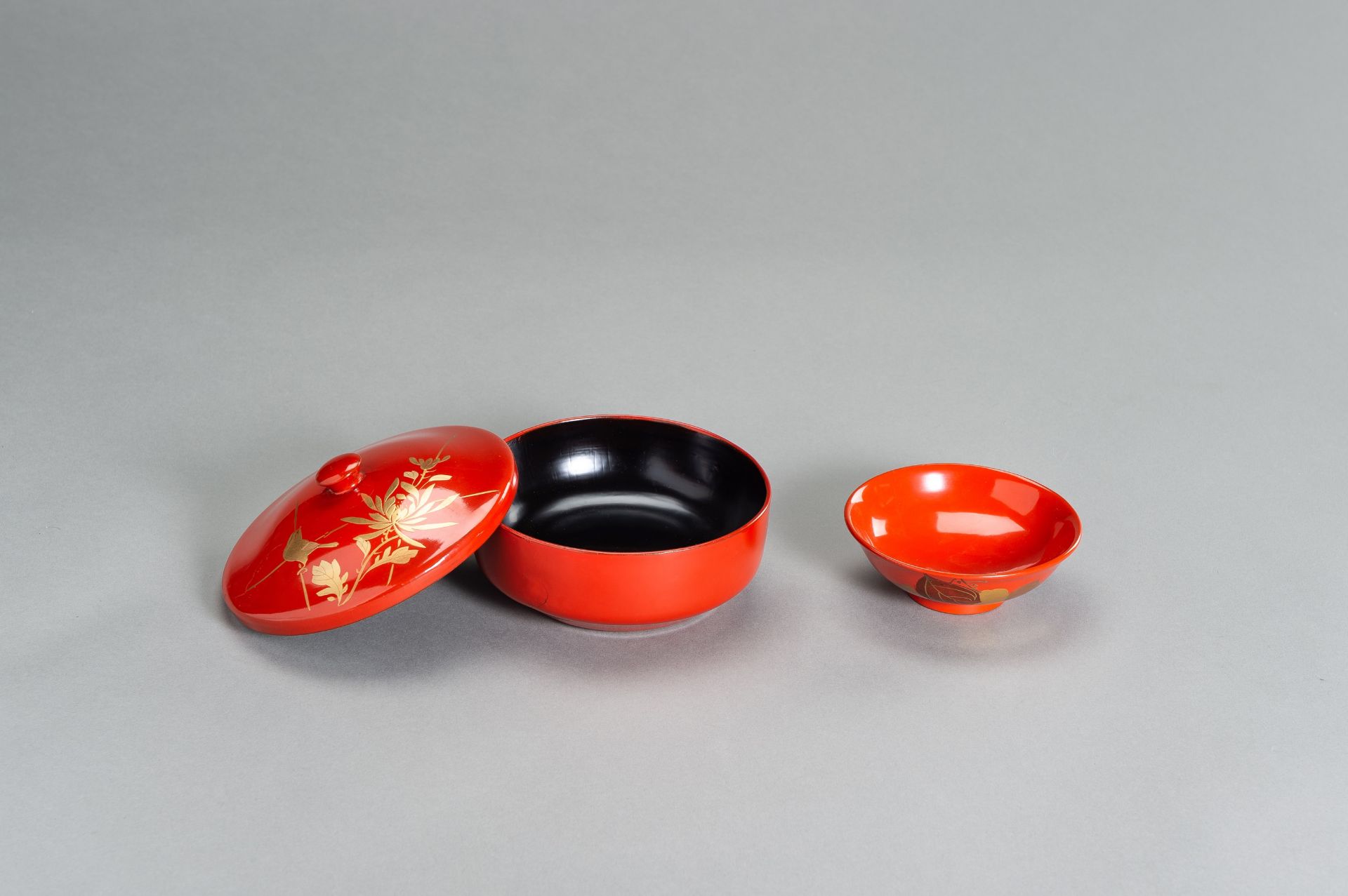 A RED LACQUER NIMONO WAN (BOWL WITH COVER) AND A SMALL KOBACHI (DISH) - Bild 5 aus 11