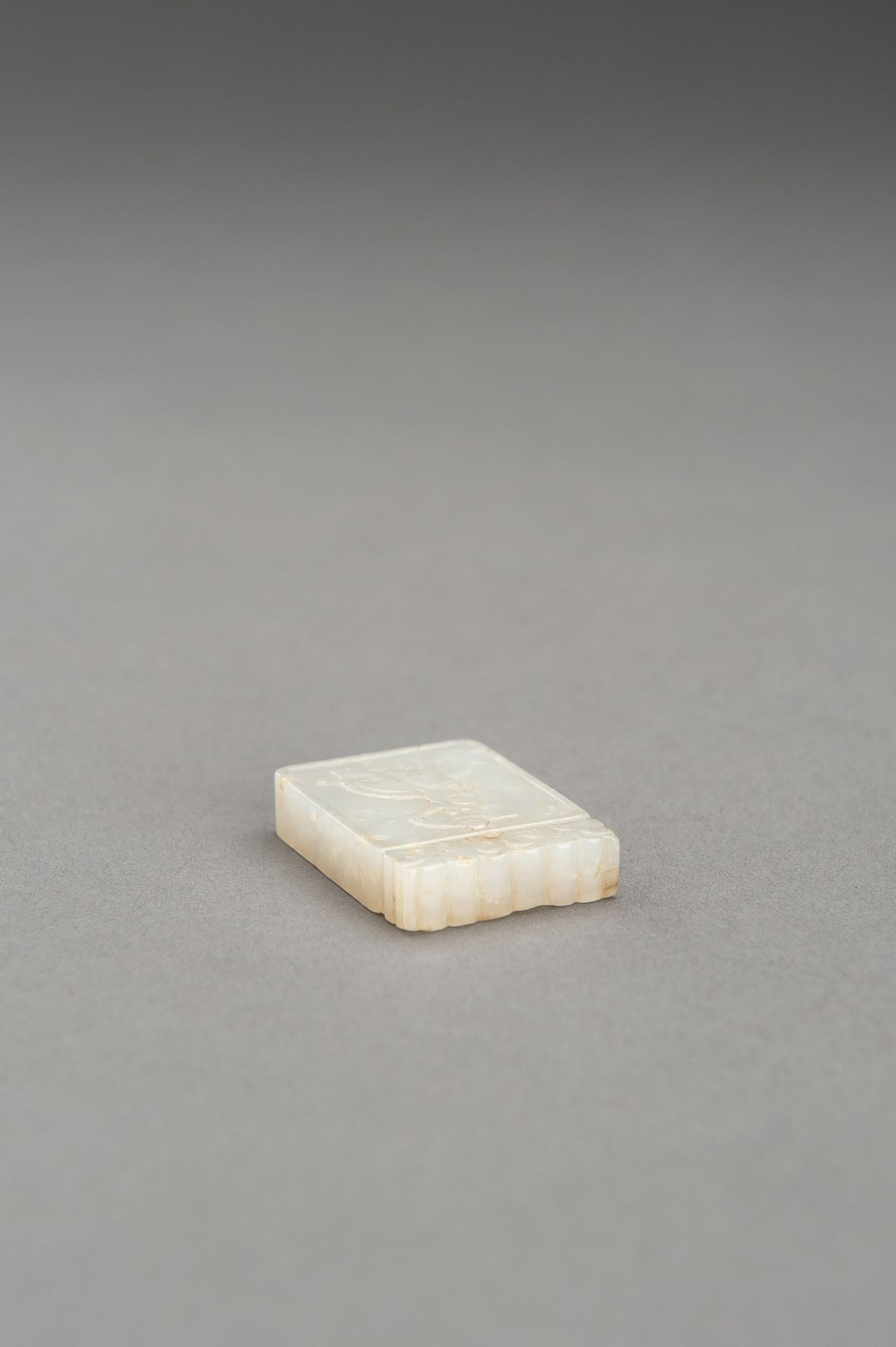 A WHITE JADE MINIATURE PLAQUE - Image 11 of 11