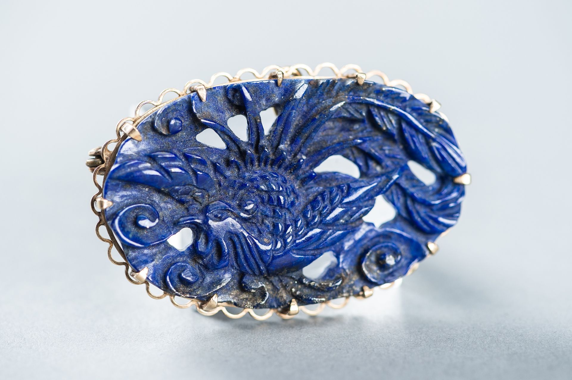 A CARVED LAPIS LAZULI BROOCH DEPICTING A PHOENIX, IN GOLD SETTING, c. 1900s - Bild 2 aus 9