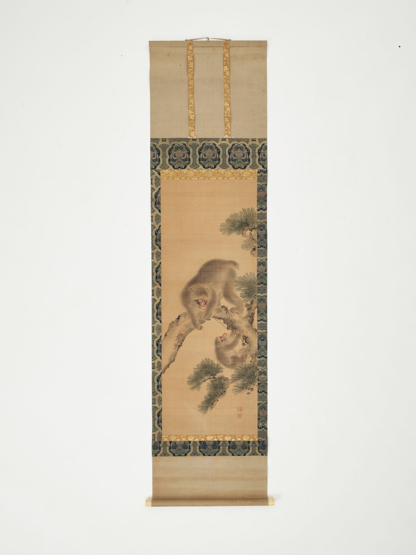 A FINE MORI SCHOOL SCROLL PAINTING OF TWO MONKEYS ON A PINE TREE - Bild 2 aus 9