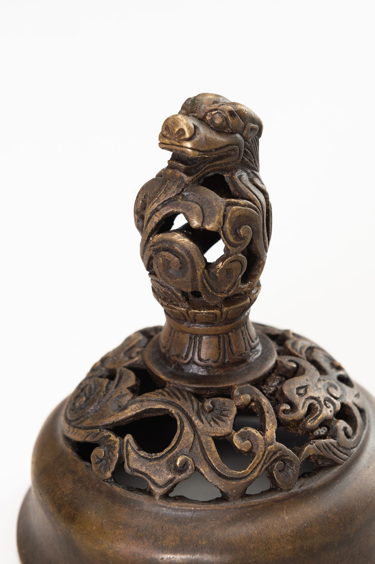 A BRONZE TRIPOD CENSER WITH DRAGONS - Image 8 of 11