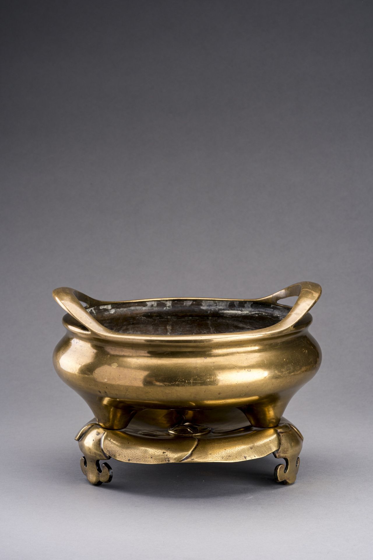 A LARGE GILT-BRONZE TRIPOD CENSER WITH MATCHING STAND, QING - Bild 5 aus 10