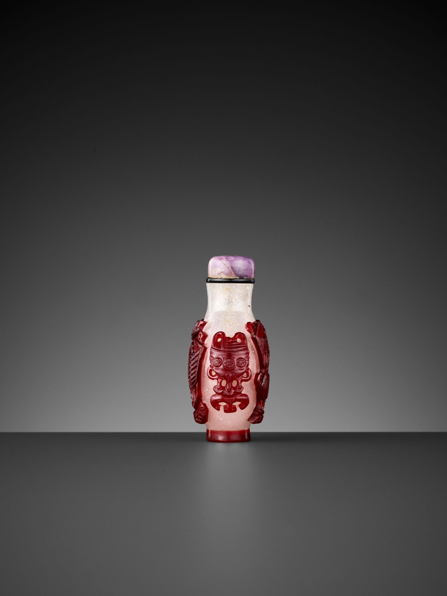 A RUBY-RED OVERLAY 'ANTIQUE TREASURES' GLASS SNUFF BOTTLE, QING DYNASTY - Image 4 of 7