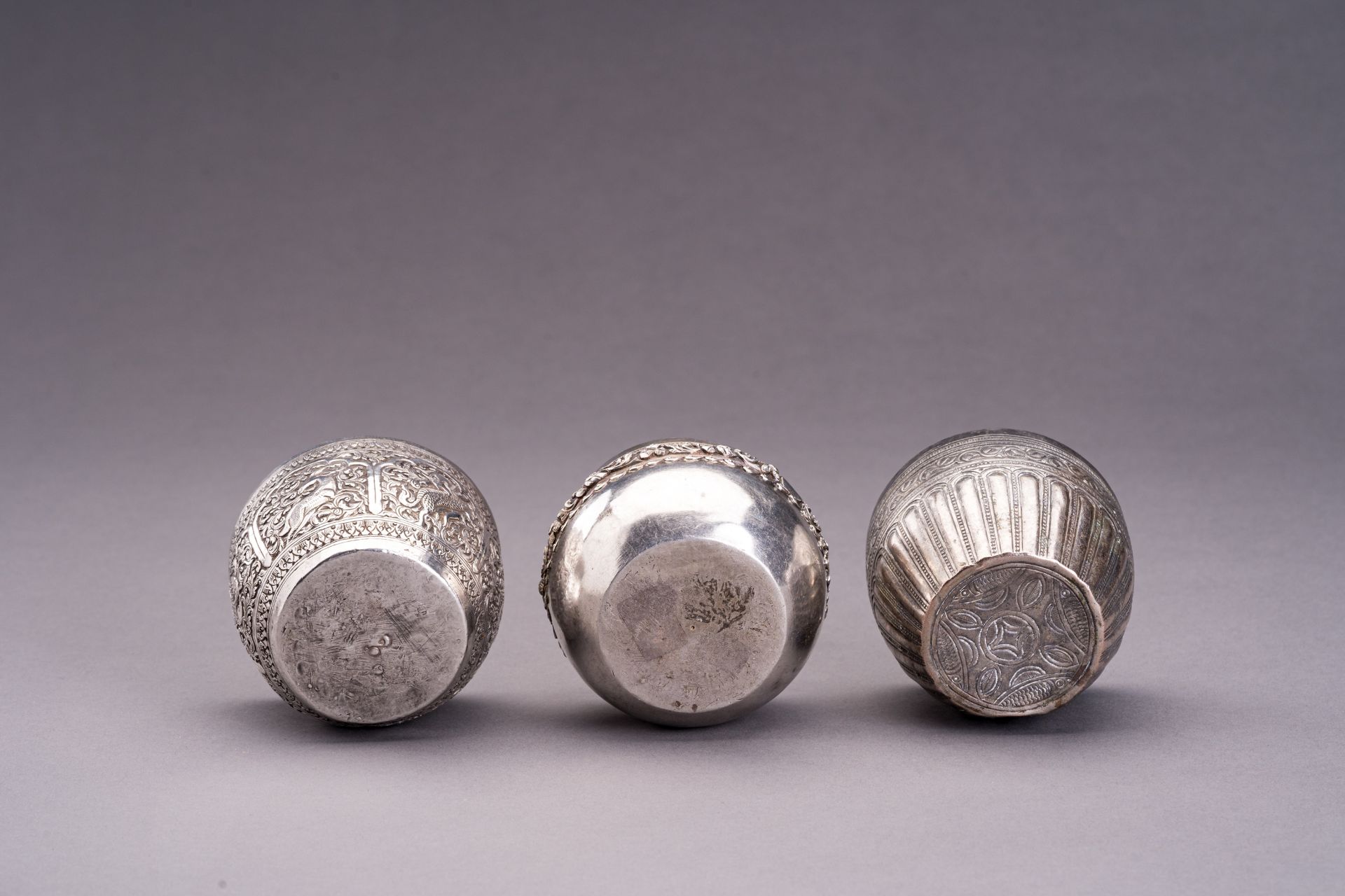 A LOT WITH THREE EMBOSSED SILVER BOWLS - Bild 9 aus 9