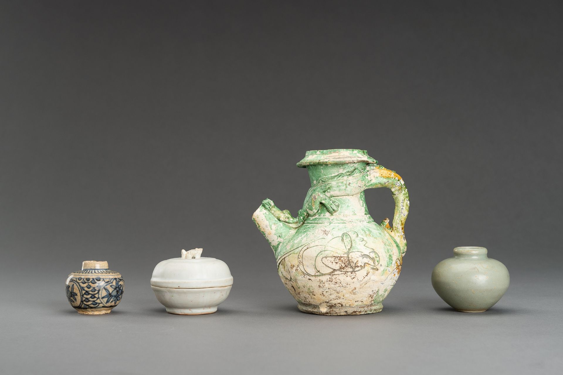 A MIXED LOT WITH FOUR CERAMIC VESSELS - Image 6 of 10