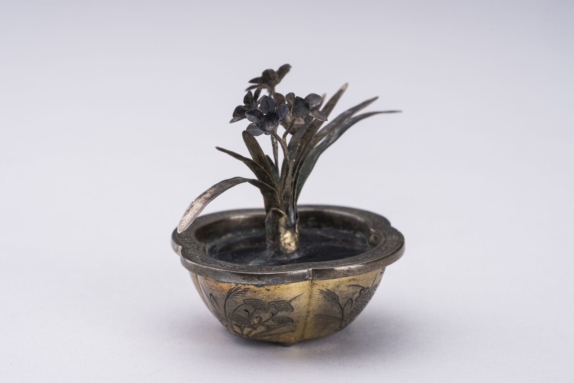 A GILT METAL MINIATURE MODEL OF A FLOWER POT, MEIJI - Bild 6 aus 8