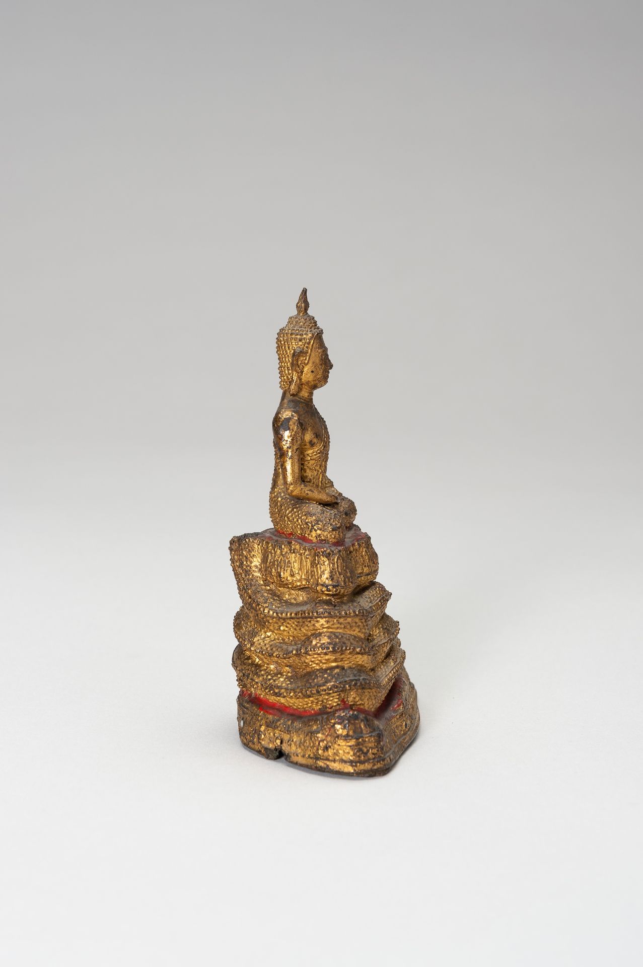 A SMALL LACQUER GILT BRONZE FIGURE OF A SEATED BUDDHA - Image 7 of 9