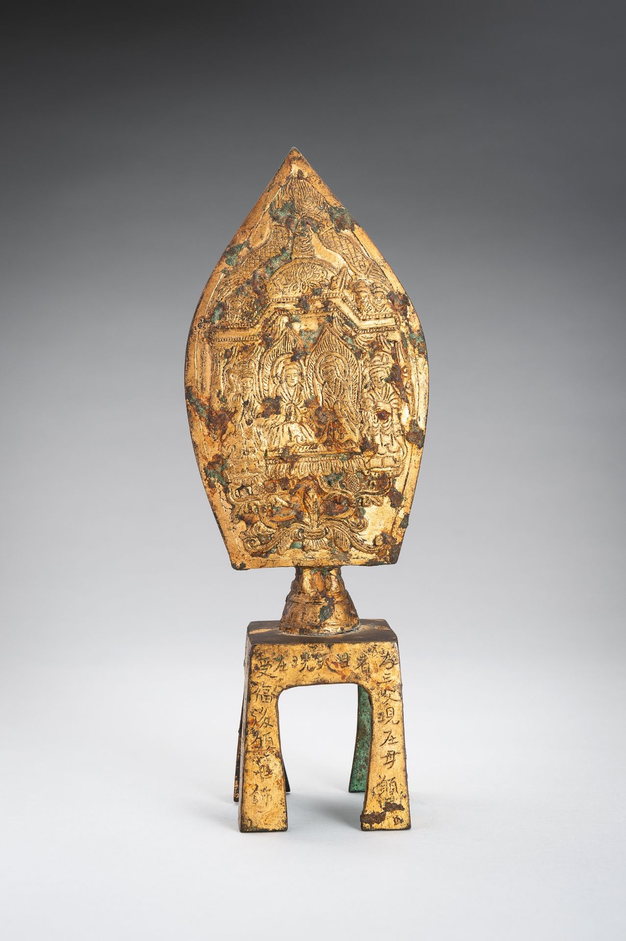 A GILT-BRONZE WEI-STYLE FIGURE OF MAITREYA, QING - Bild 10 aus 12