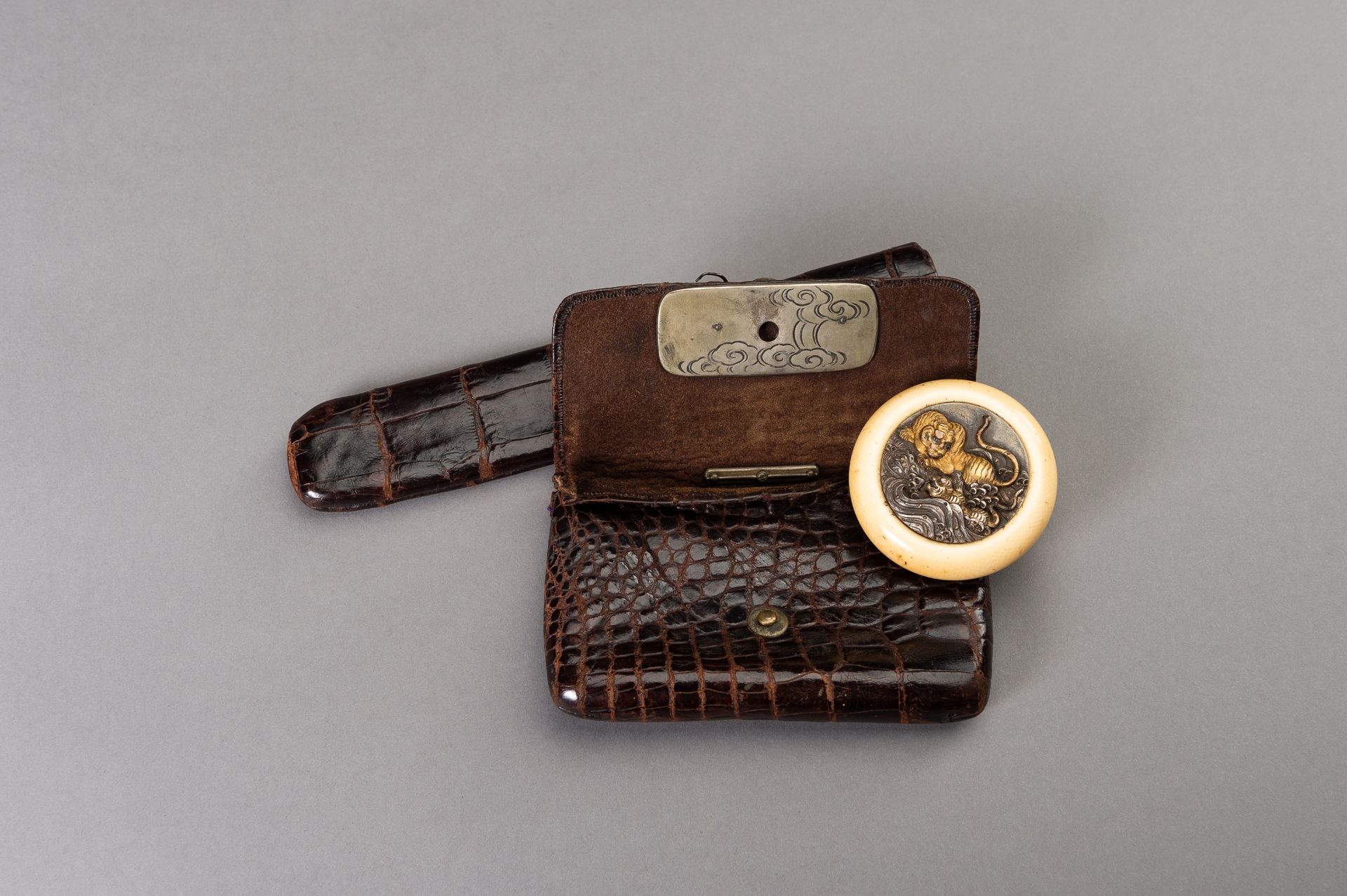 A LEATHER TABAKO-IRE AND ENSEMBLE WITH SILVER-FITTED KAGAMIBUTA NETSUKE DEPICTING A TIGER AND YOUNG - Bild 8 aus 9