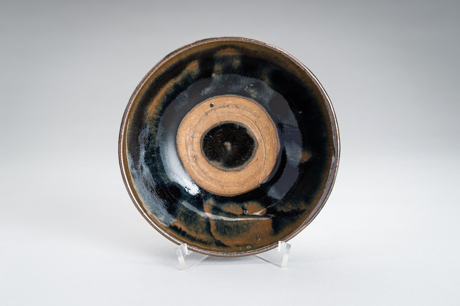 A LOT WITH TWO SONG STYLE BLACK AND BROWN GLAZED BOWLS - Bild 6 aus 13