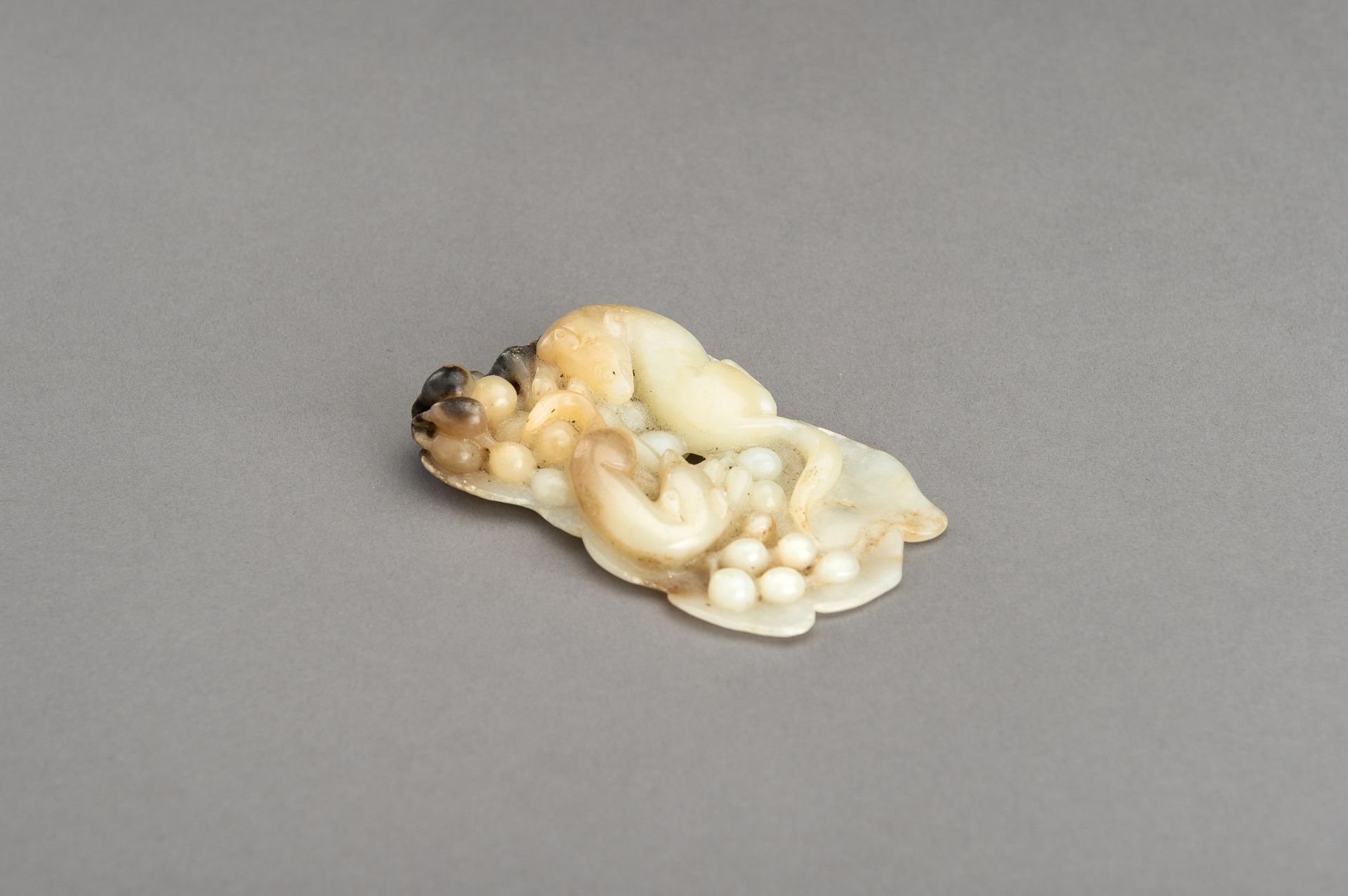 A WHITE AND RUSSET JADE PENDANT 'MONGOOSES ON GRAPES' - Image 2 of 15
