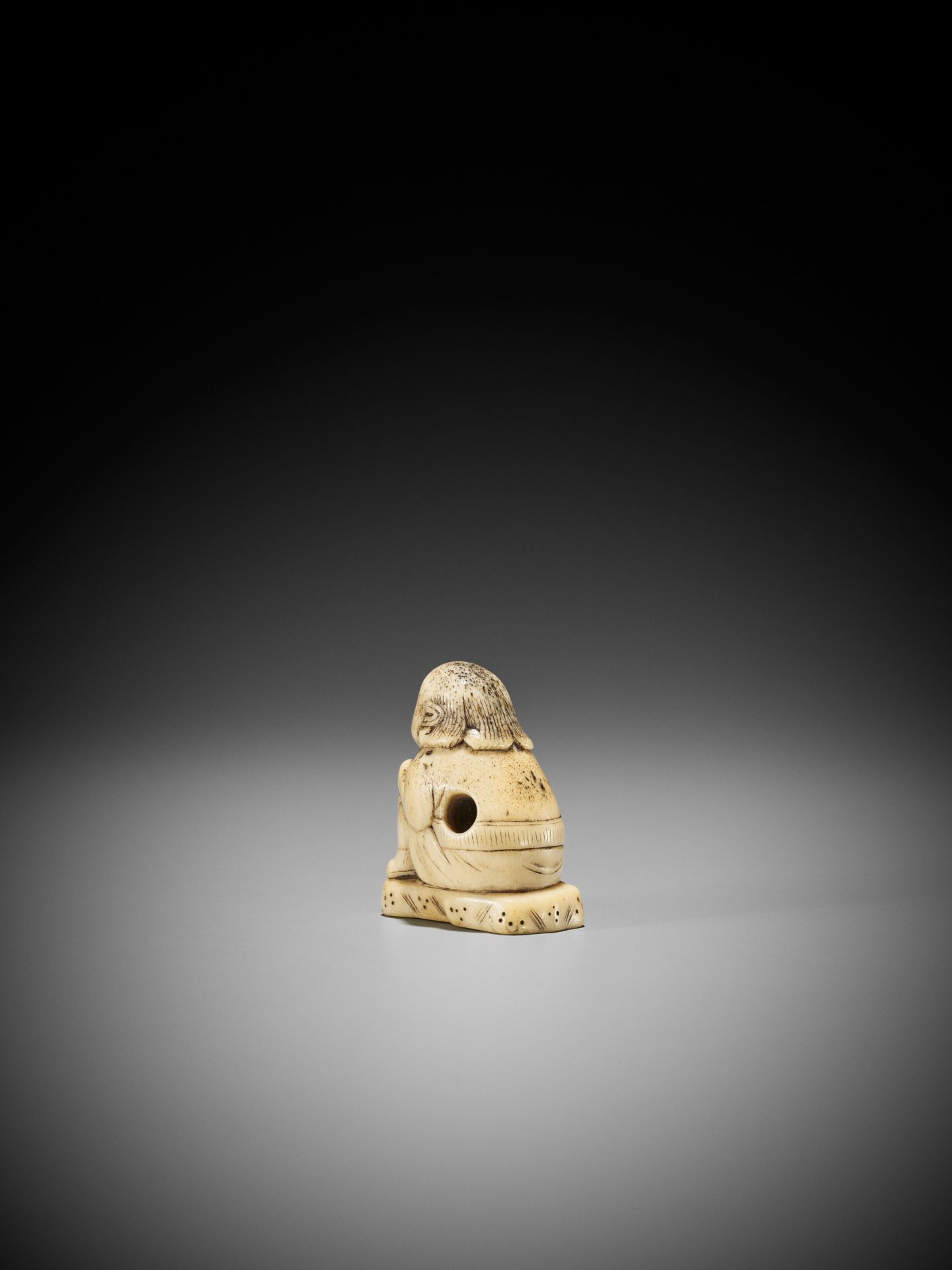 A RARE STAG ANTLER NETSUKE OF AN ISLANDER - Image 6 of 9