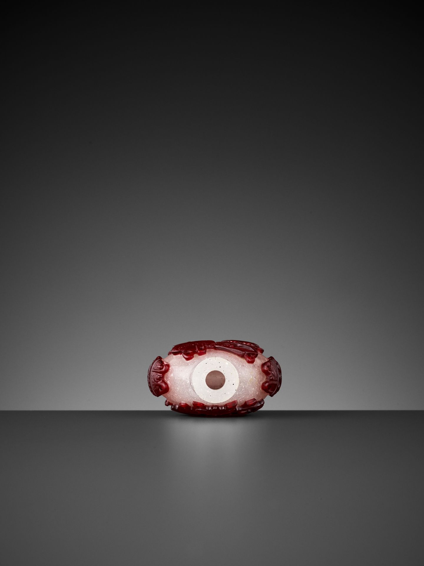 A RUBY-RED OVERLAY 'ANTIQUE TREASURES' GLASS SNUFF BOTTLE, QING DYNASTY - Image 6 of 7