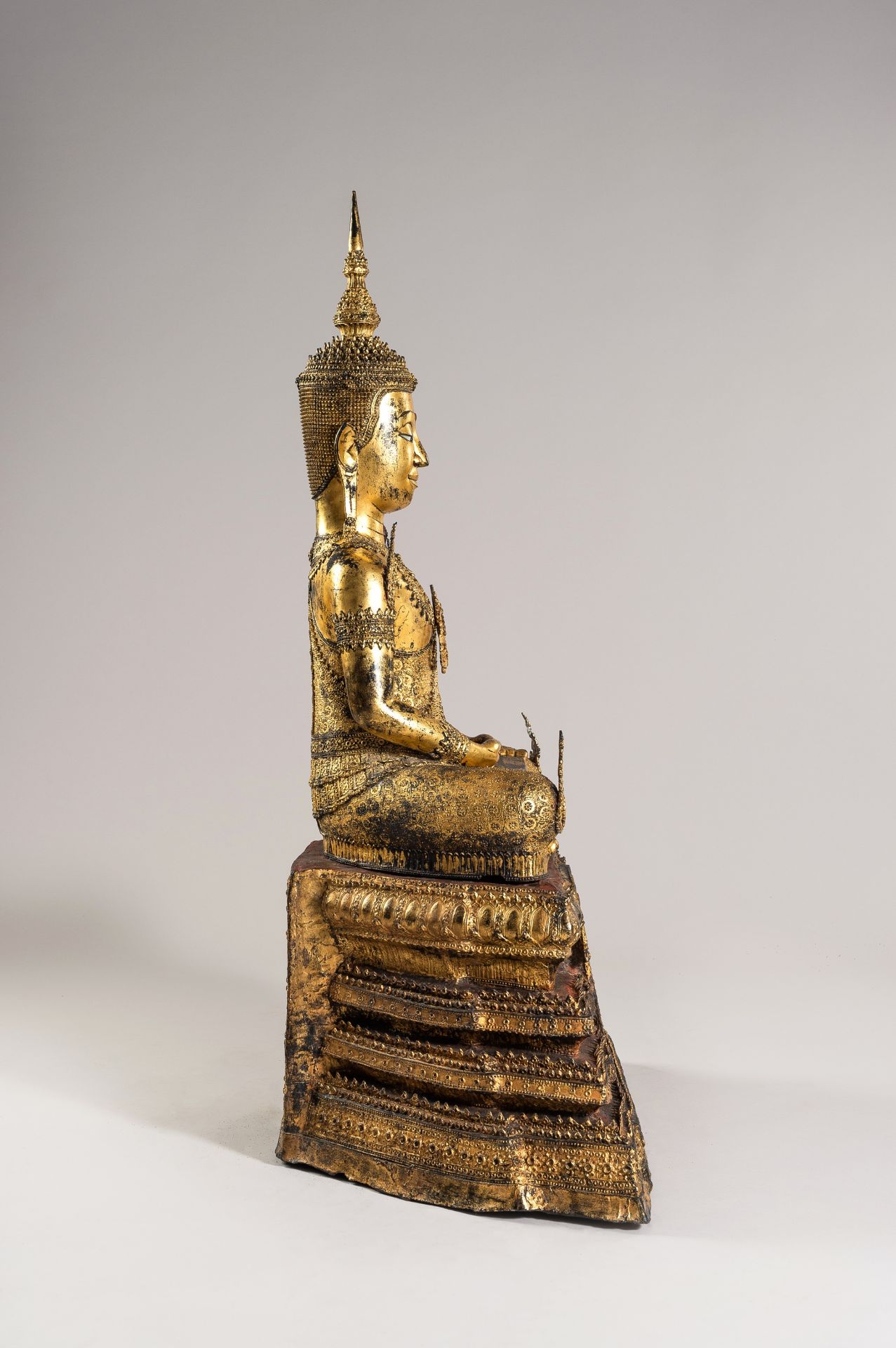 AN IMPRESSIVE LACQUER GILT BRONZE FIGURE OF BUDDHA, RATTANAKOSIN - Image 13 of 22