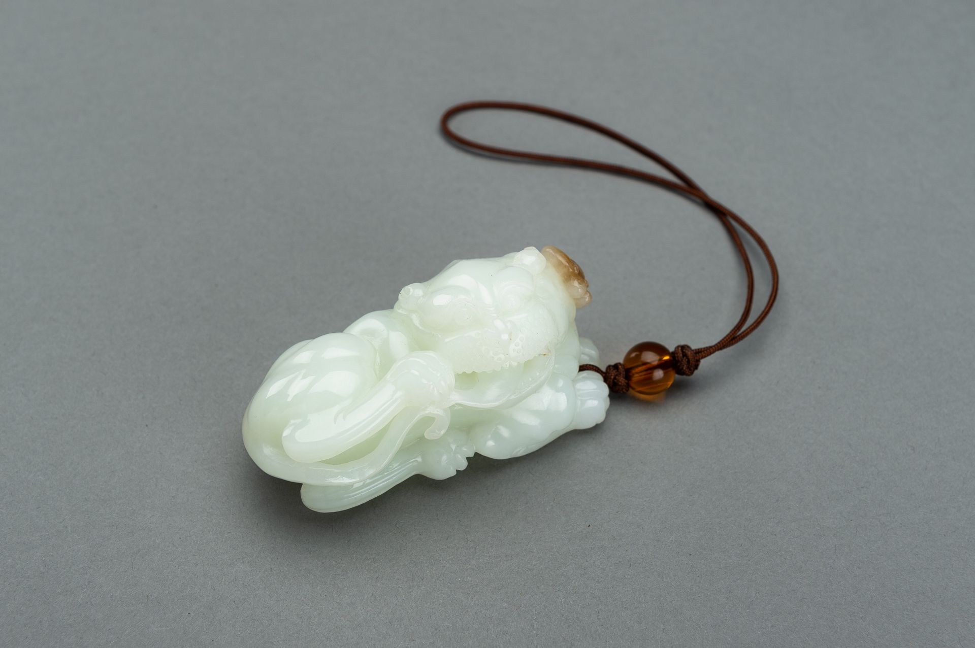 A WHITE JADE 'BUDDHIST LION AND BAT' CARVING, 1900s - Bild 3 aus 11