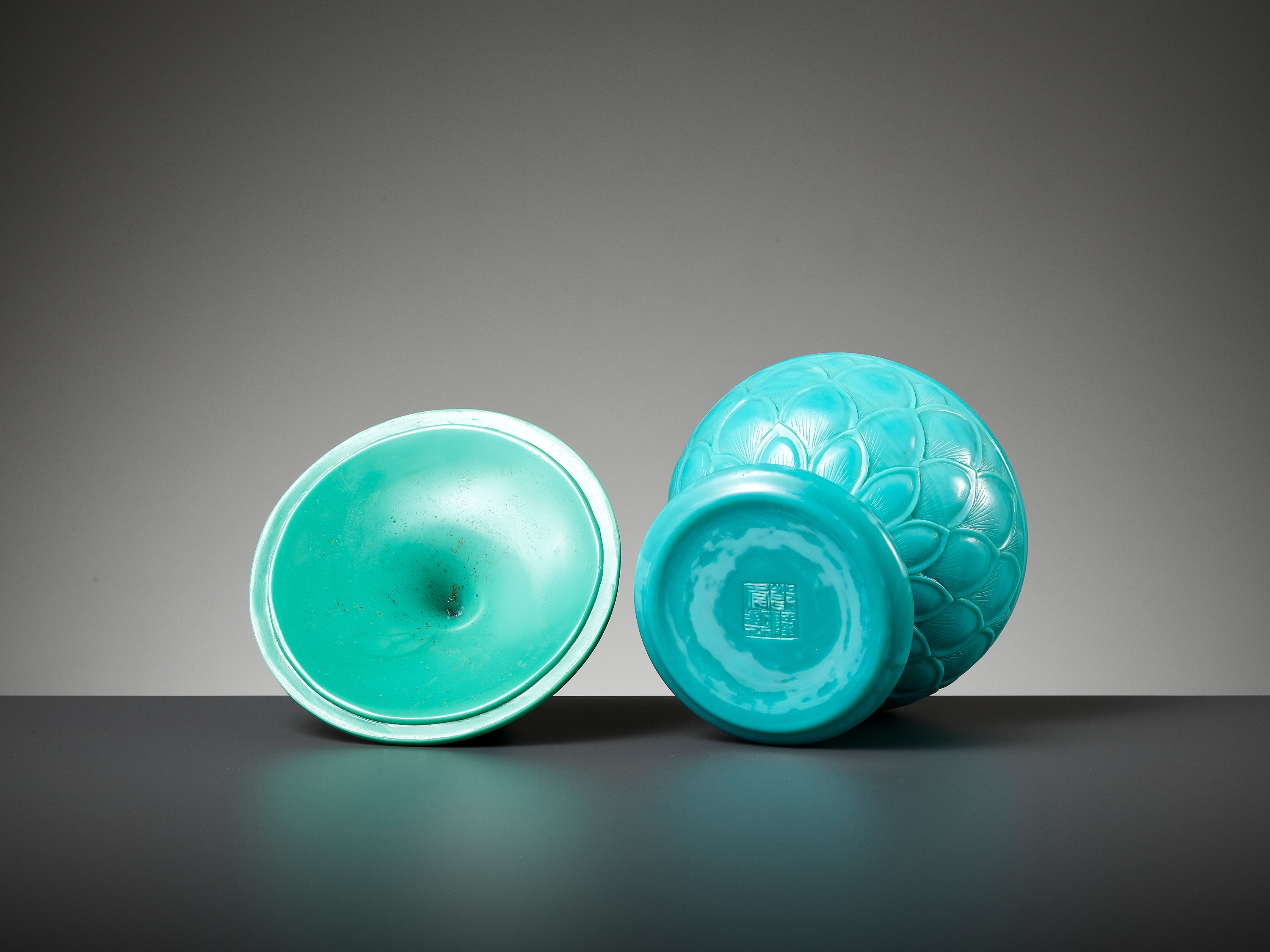 A RARE TURQUOISE PEKING GLASS STEM BOWL AND COVER, QIANLONG MARK AND PERIOD - Image 11 of 12