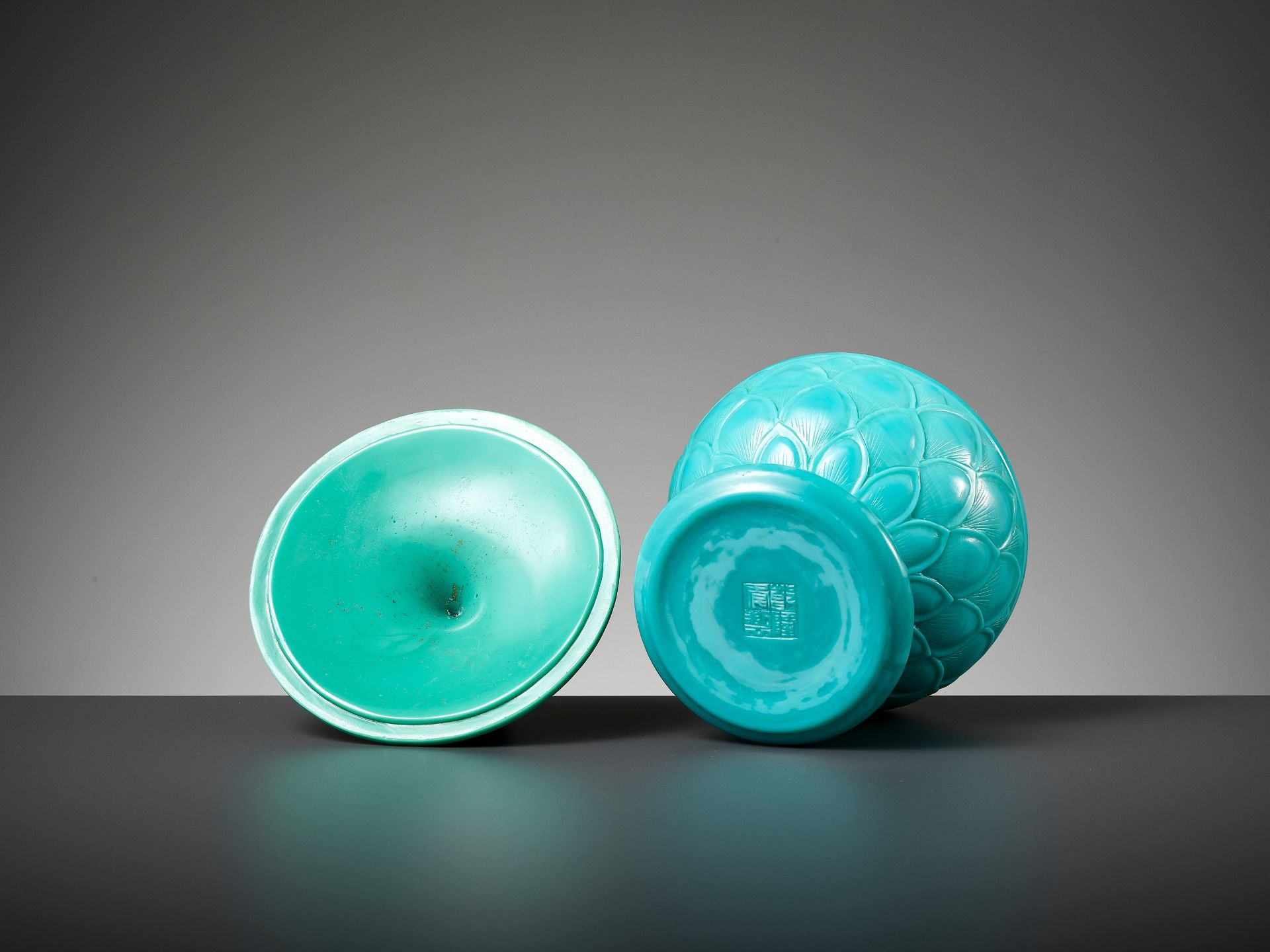 A RARE TURQUOISE PEKING GLASS STEM BOWL AND COVER, QIANLONG MARK AND PERIOD - Bild 11 aus 12