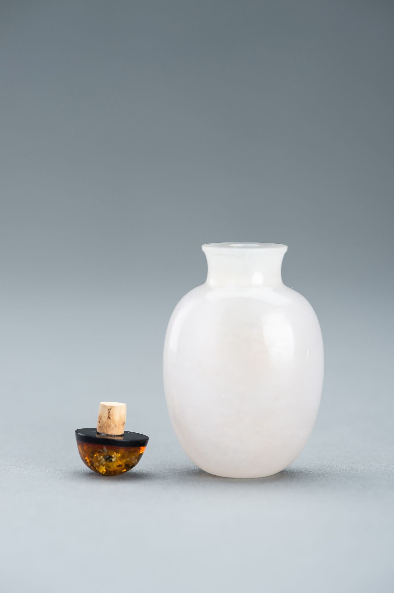 AN ICY-WHITE AGATE SNUFF BOTTLE, c. 1920s - Image 6 of 8