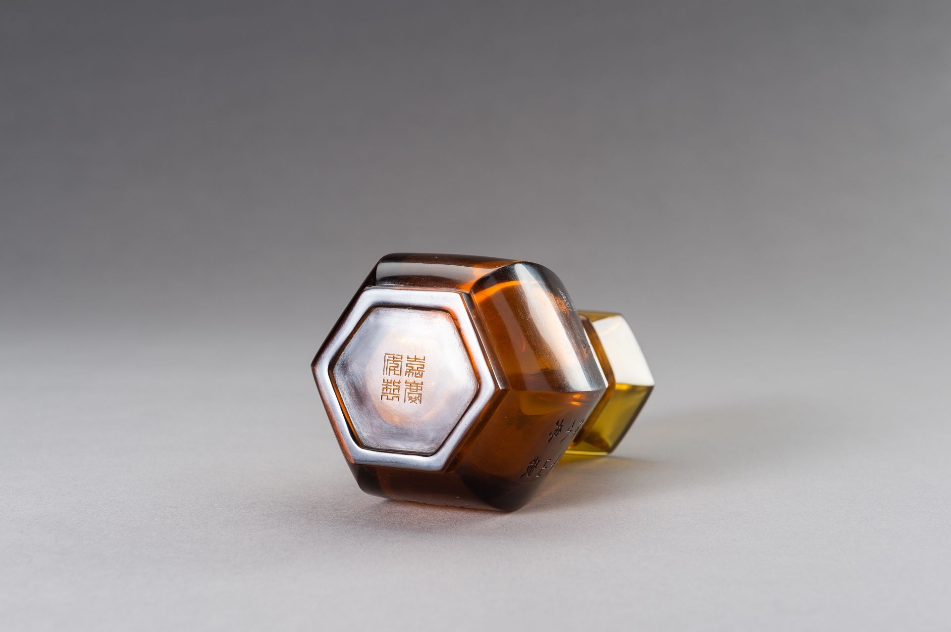 A HEXAGONAL AMBER GLASS VASE, 20TH CENTURY - Bild 6 aus 15