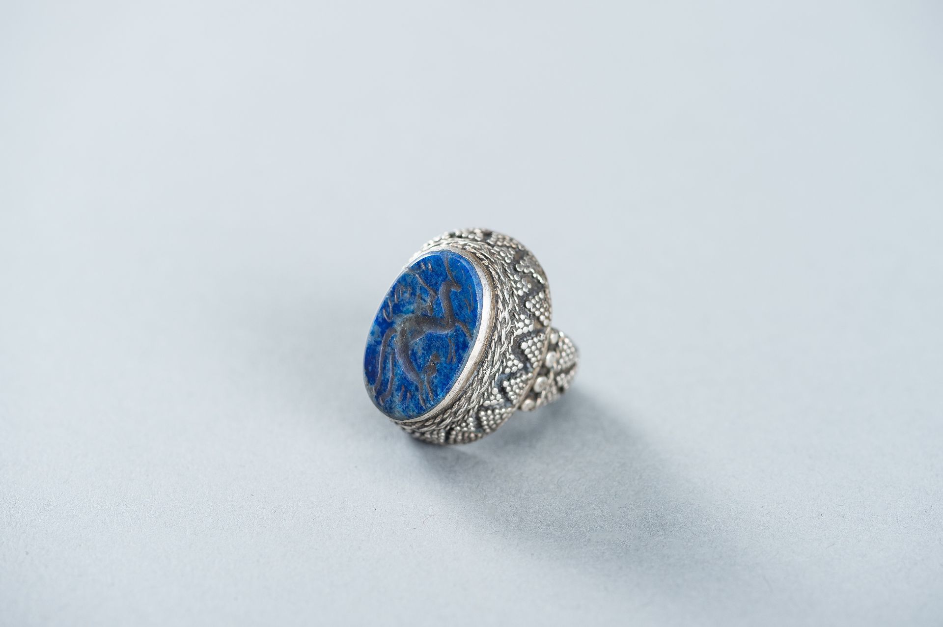 A LAPIS LAZULI INTAGLIO SET PERSIAN SILVER RING - Bild 3 aus 9