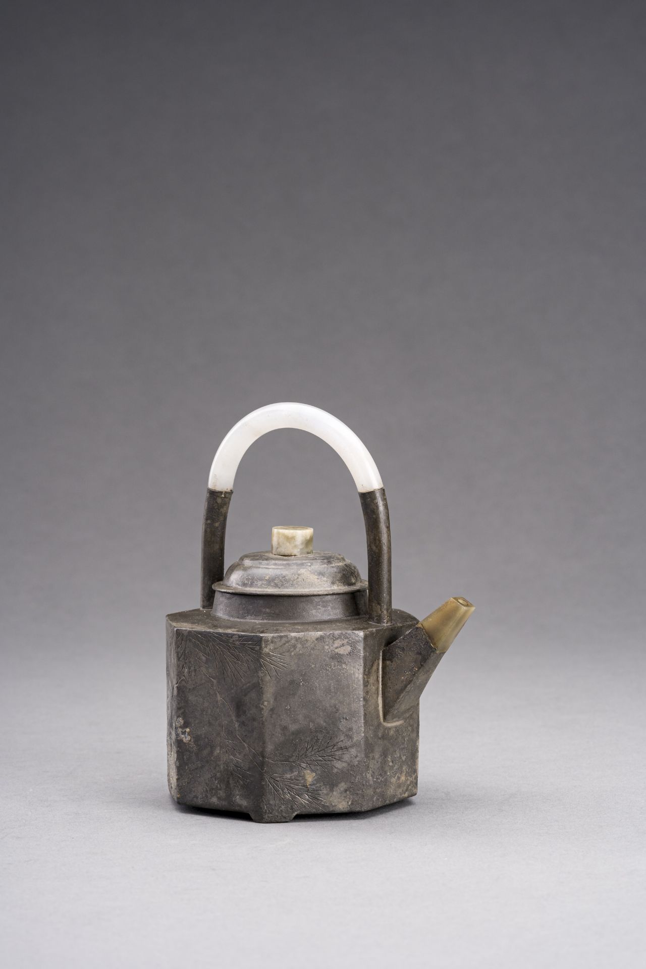 A YIXING PEWTER-ENCASED AND JADE-INSET TEAPOT AND TWO CUPS, 1900s - Bild 9 aus 18