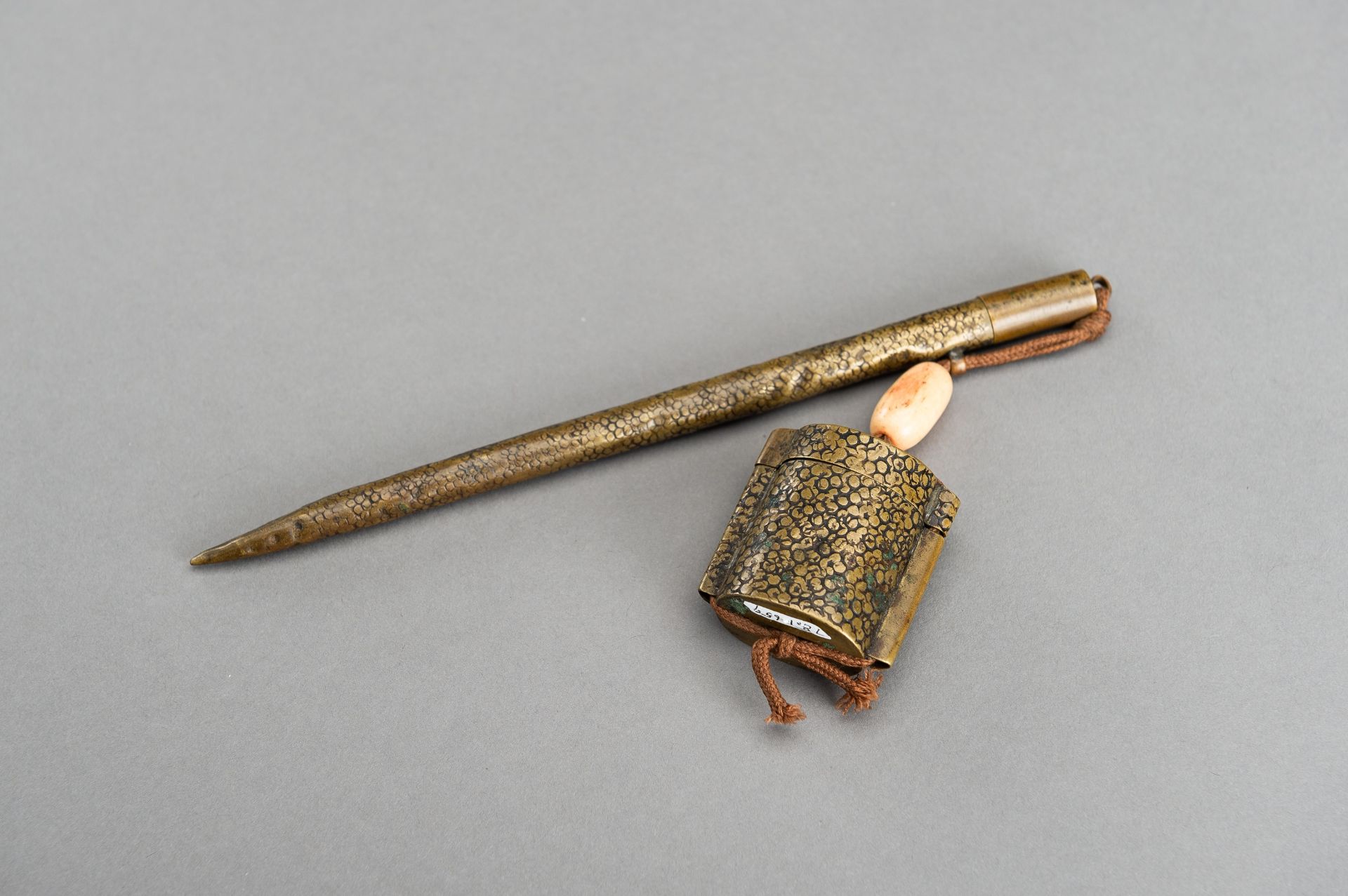 A BRASS PEN SHAPED YATATE, MEIJI - Image 3 of 11