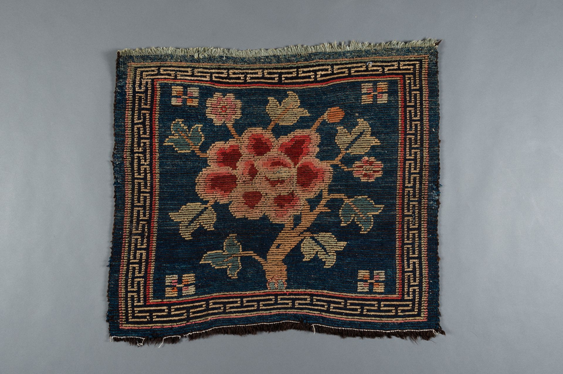 A SMALL 'FLORAL' TIBETAN RUG, c. 1900 - Bild 7 aus 8