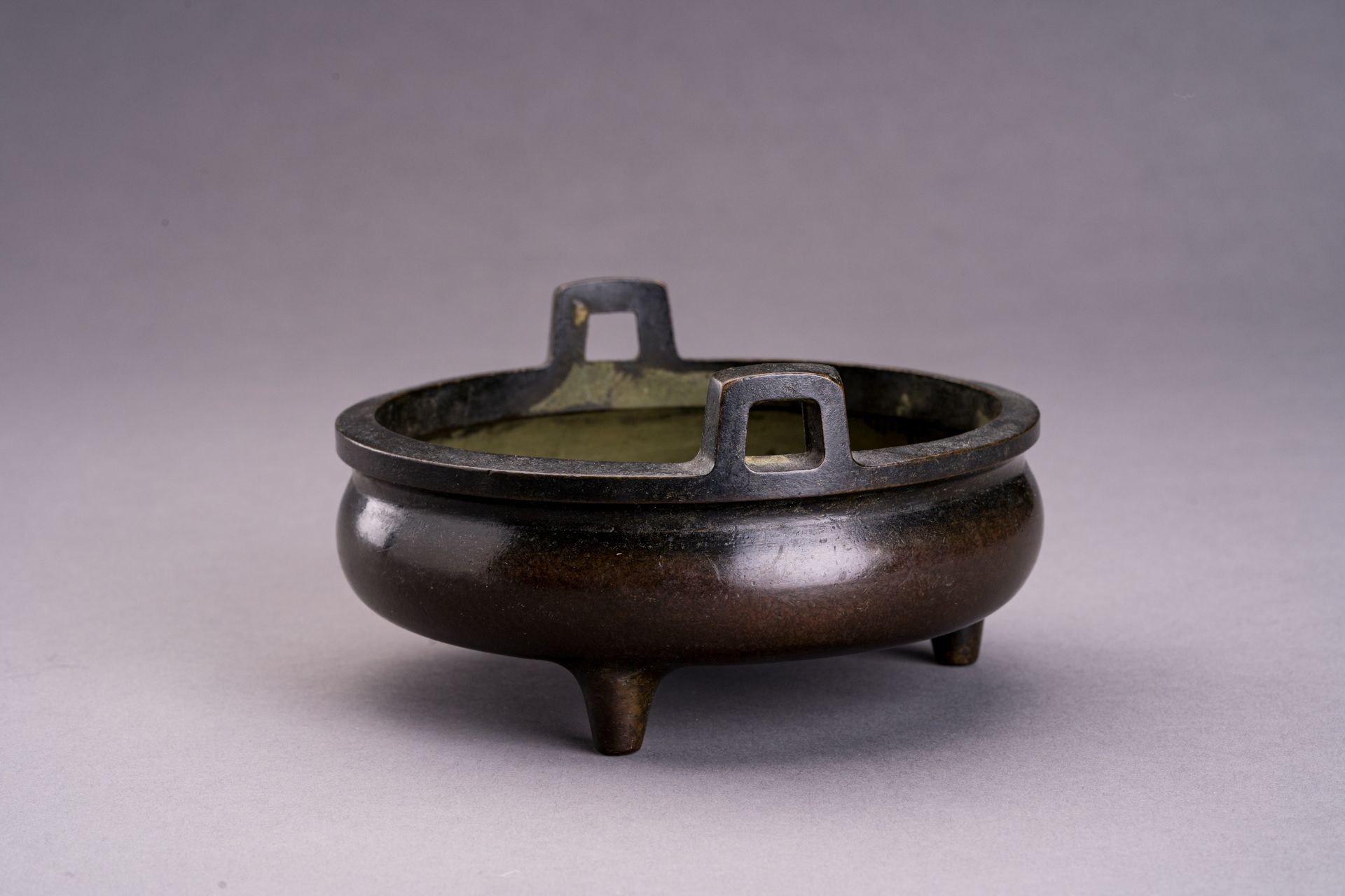 A BRONZE TRIPOD CENSER, QING - Bild 5 aus 7