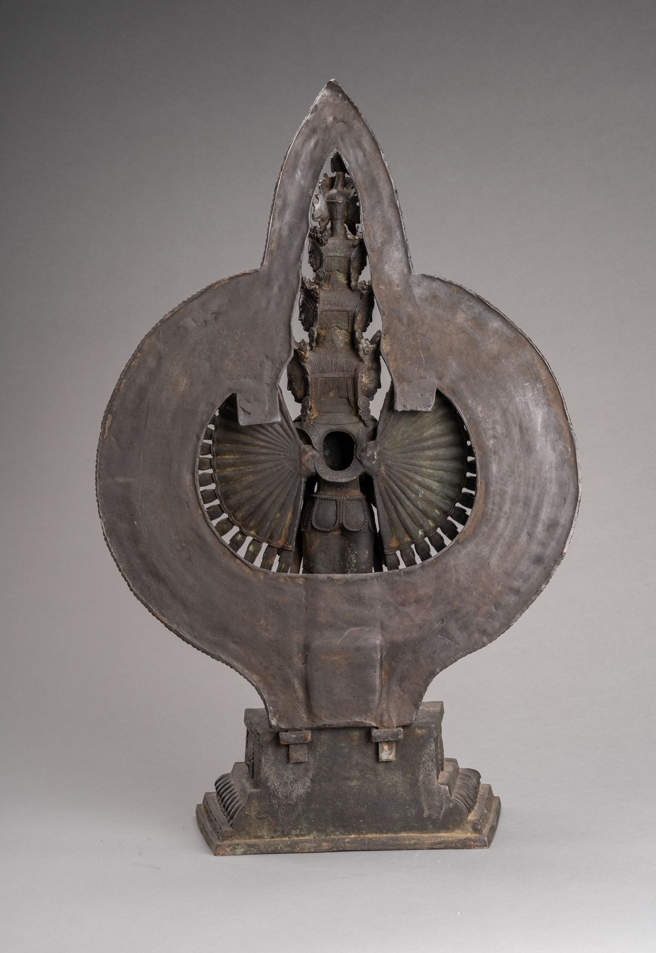 A LARGE BRONZE FIGURE OF AVALOKITESHVARA EKADASA MUKHA, c. 1900s - Bild 6 aus 8