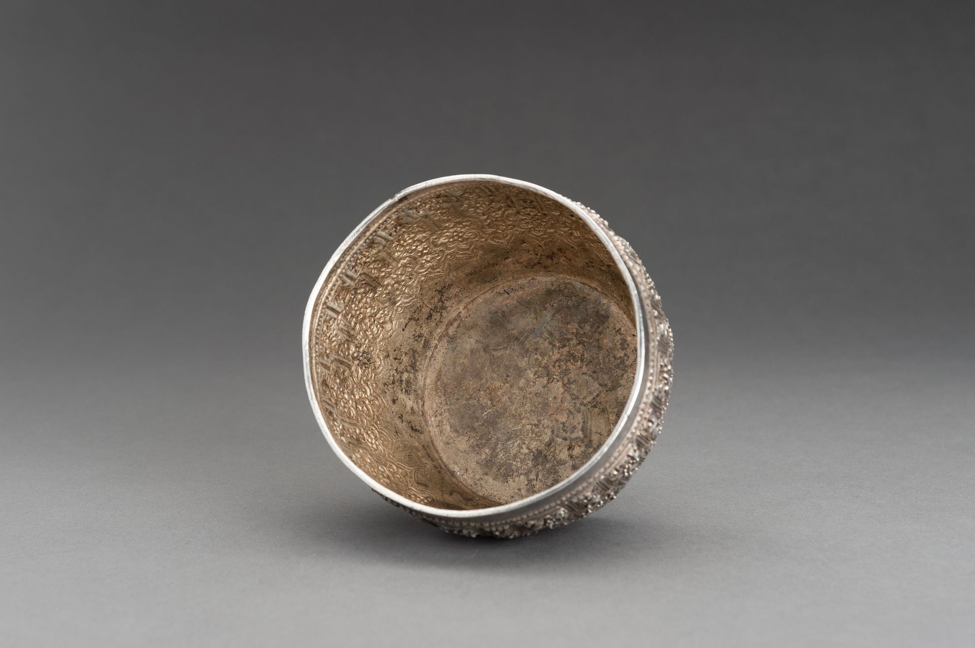 AN EMBOSSED BURMESE SILVER BOWL WITH FLORAL RELIEF - Image 10 of 13