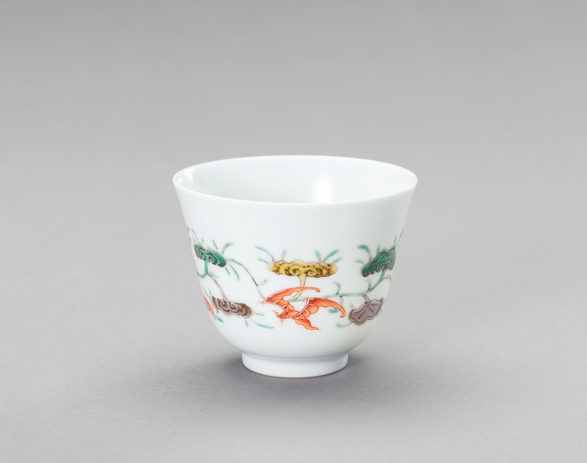 A 'LINGZHI AND BATS' PORCELAIN CUP, QING DYNASTY